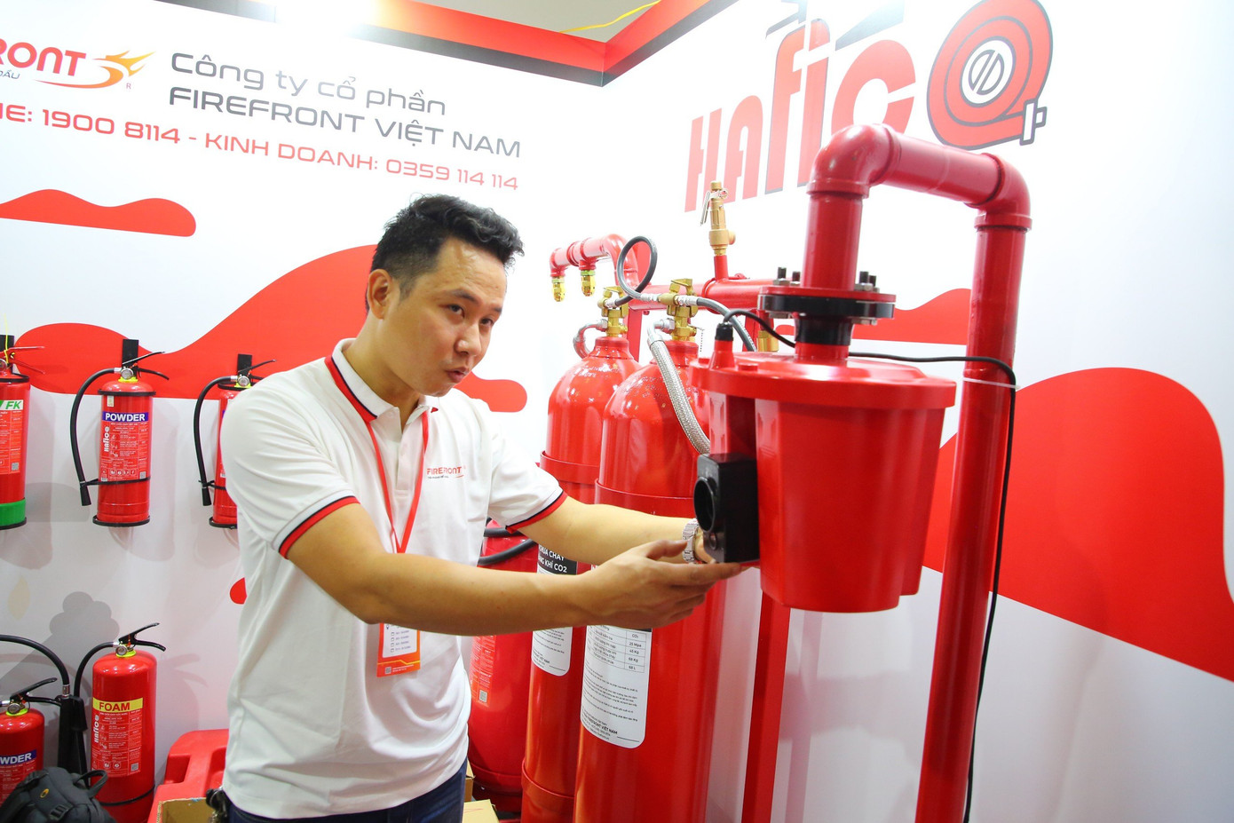 Thiết bị được tích hợp camera, cảm biến và vòi phun. Thiết bị được tích hợp camera, cảm biến và vòi phun.