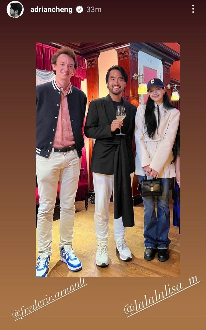 Xuất hiện cùng Lisa, thái tử của tập đoàn thời trang xa xỉ LVMH thường diện trang phục trẻ trung để xứng đôi với bạn gái. Xuất hiện cùng Lisa, thái tử của tập đoàn thời trang xa xỉ LVMH thường diện trang phục trẻ trung để xứng đôi với bạn gái.