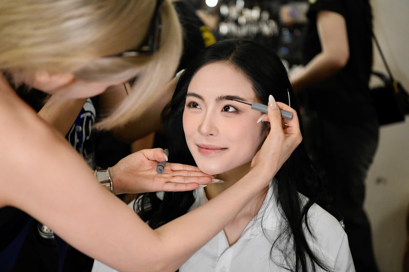 Vân Nhi cho biết cô mất 2 giờ đồng hồ để trang điểm, làm tóc. Cô chọn kiểu make up trong trẻo để phù hợp với trang phục áo dài. Vân Nhi nói thêm trang phục dạ hội của cô cũng nhẹ nhàng, phù hợp tiêu chí chung cuộc thi. &quot;Tôi có chút lo lắng nhưng không quá căng thẳng. Chúng tôi có nhiều buổi tập ráp sân khấu, tổng duyệt kỹ lưỡng cho đêm nay&quot;, cô gái 19 tuổi chia sẻ thêm.