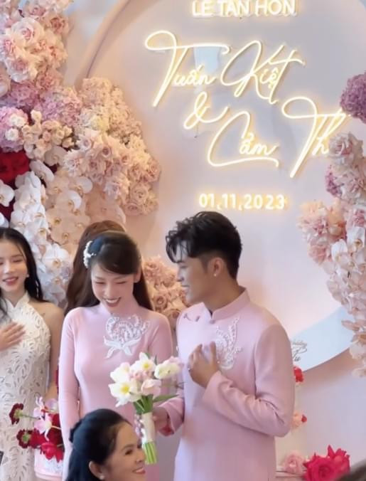 Lễ gia tiên của Puka và Gin Tuấn Kiệt diễn ra sáng 1/11. Đôi diễn viên mặc áo dài hồng truyền thống trong ngày ra mắt chính thức với gia đình.