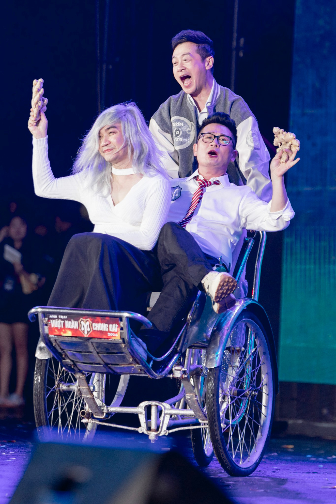 Khoảnh khắc MC Anh Tuấn phối hợp làm trò cùng Phạm Khánh Hưng và Bằng Kiều tạo nên nhiều tiếng cười cho khán giả. Sau show, nhiều anh tài và khán giả nhìn nhận khác về giọng ca Nơi tình yêu bắt đầu. &quot;Trên sân khấu nghiêm túc, lãng tử như thế, không ngờ khi vào show Bằng Kiều mới là chính mình. Đến khi xuất hiện tại concert lại tiếp tục làm trò, trước đây không ai nghĩ Bằng Kiều hài hước đến thế&quot;, một khán giả cho ý kiến.