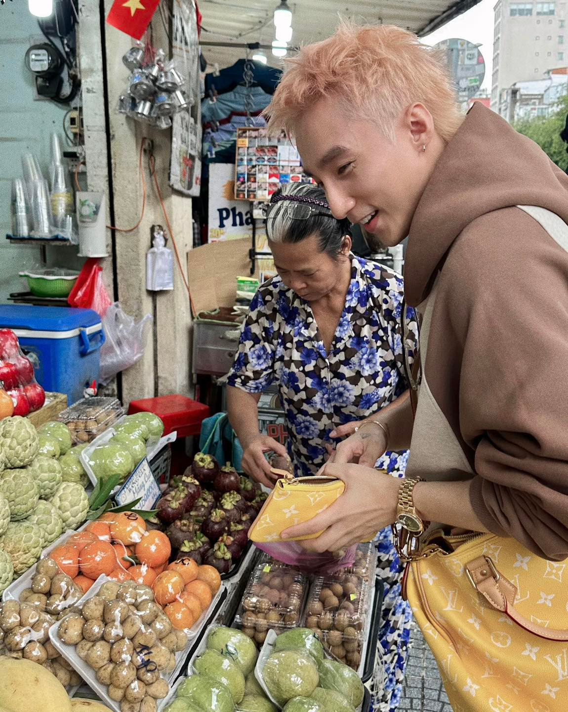 Ảnh Sơn Tùng lựa trái cây tại chợ Bến Thành hút 100.000 lượt tương tác sau 10 phút.