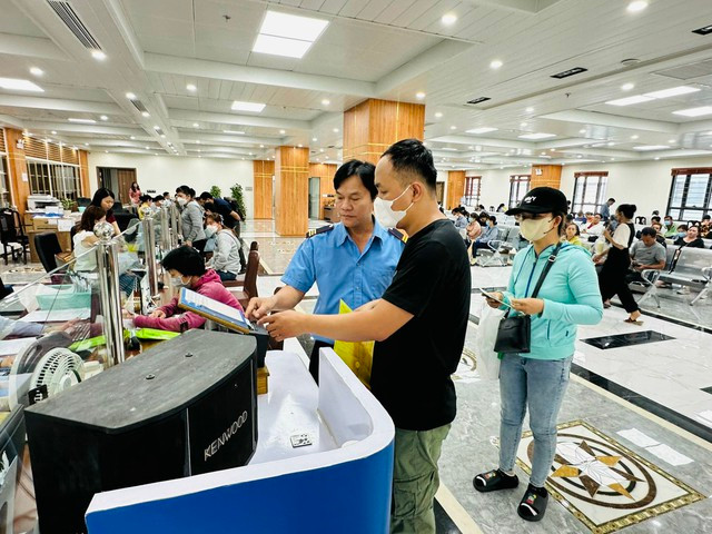 Người lao động lấy số thứ tự khi làm thủ tục BHXH tại BHXH TP HCM