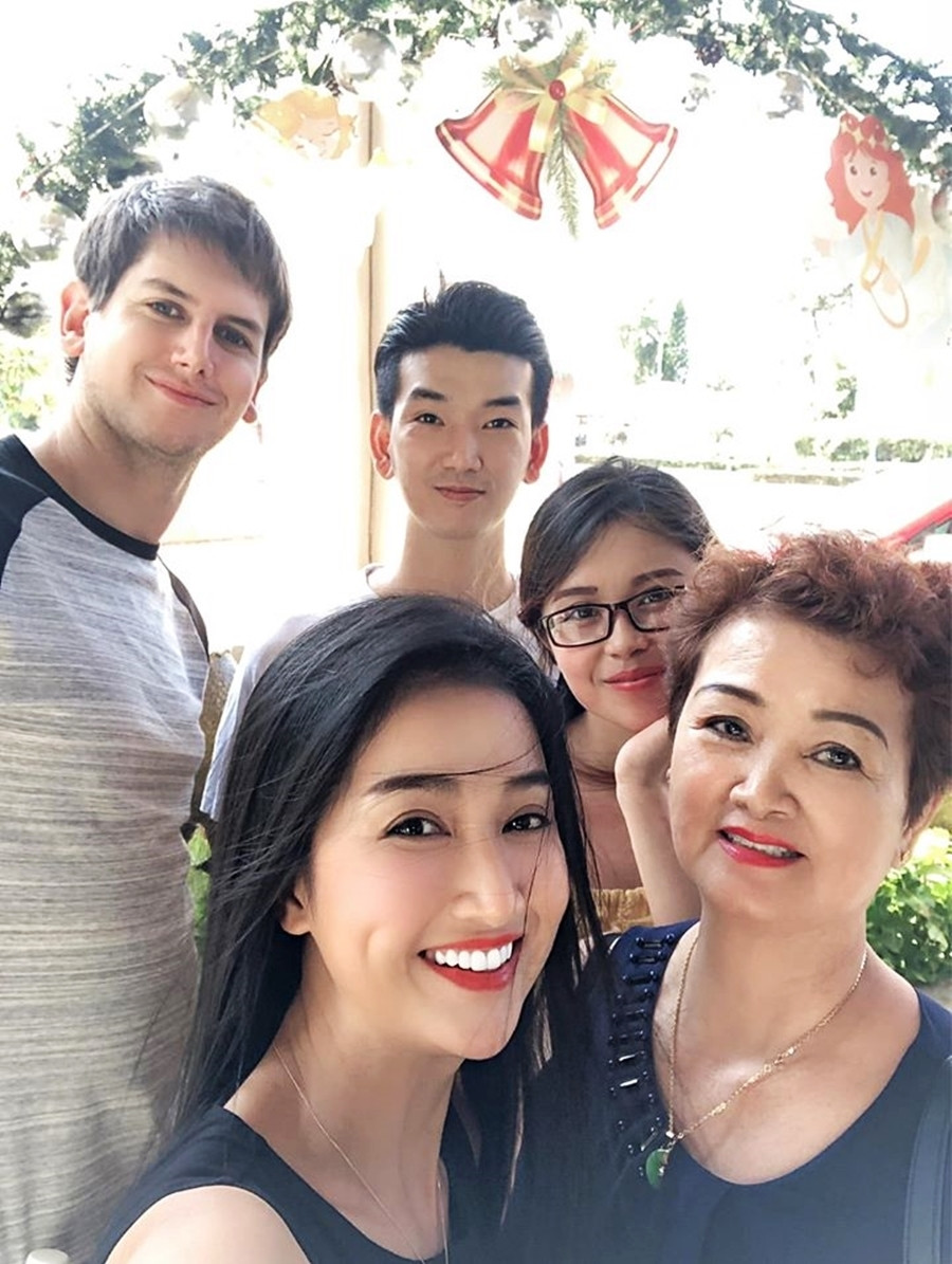 Alex cũng đã ra mắt gia đình bạn gái tại Việt Nam. Trên mạng xã hội, Quỳnh Lam thường xuyên đăng ảnh bạn trai du lịch, thân thiết cùng gia đình mình. Diễn viên sinh năm 1984 nói mẹ cô quý tính cách hiền lành của Alex. Thậm chí, bà còn bênh vực Alex nhiều hơn con gái ruột. Alex cũng đã ra mắt gia đình bạn gái tại Việt Nam. Trên mạng xã hội, Quỳnh Lam thường xuyên đăng ảnh bạn trai du lịch, thân thiết cùng gia đình mình. Diễn viên sinh năm 1984 nói mẹ cô quý tính cách hiền lành của Alex. Thậm chí, bà còn bênh vực Alex nhiều hơn con gái ruột.