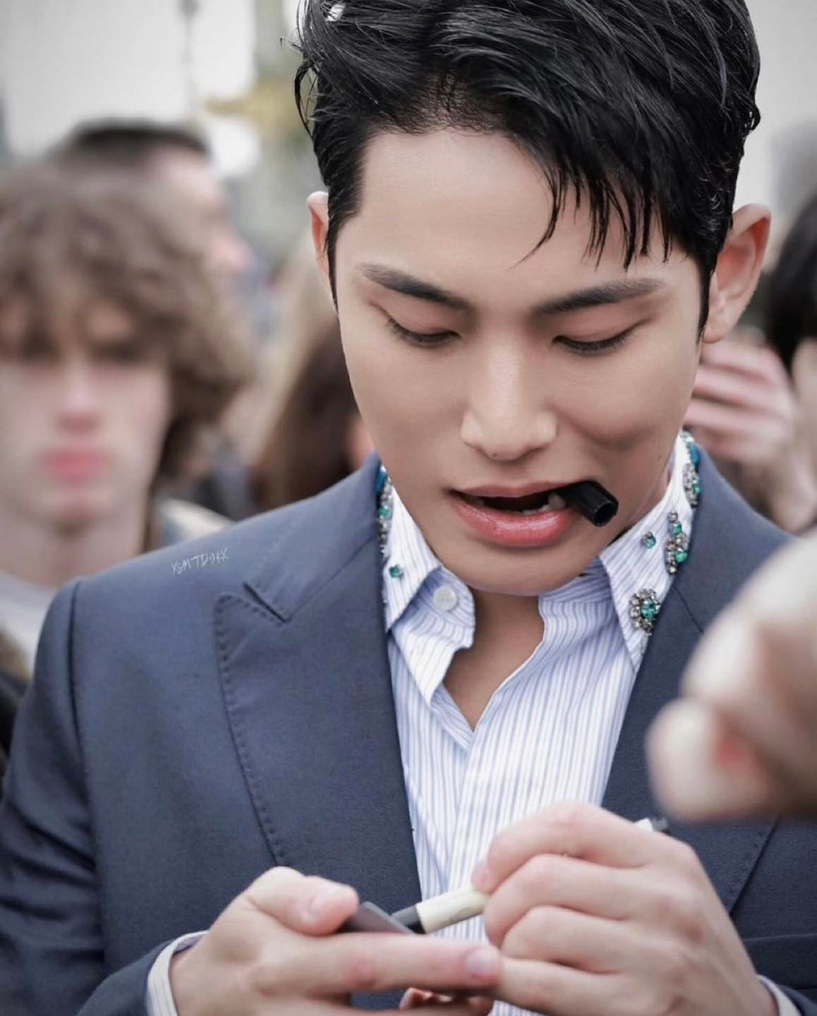 Mingyu tái hiện "khoảnh khắc Han So Hee" tại tuần lễ thời trang. Các thần tượng Hàn Quốc vẫn giữ thói quen ký tên bằng bút lông gửi người hâm mộ.