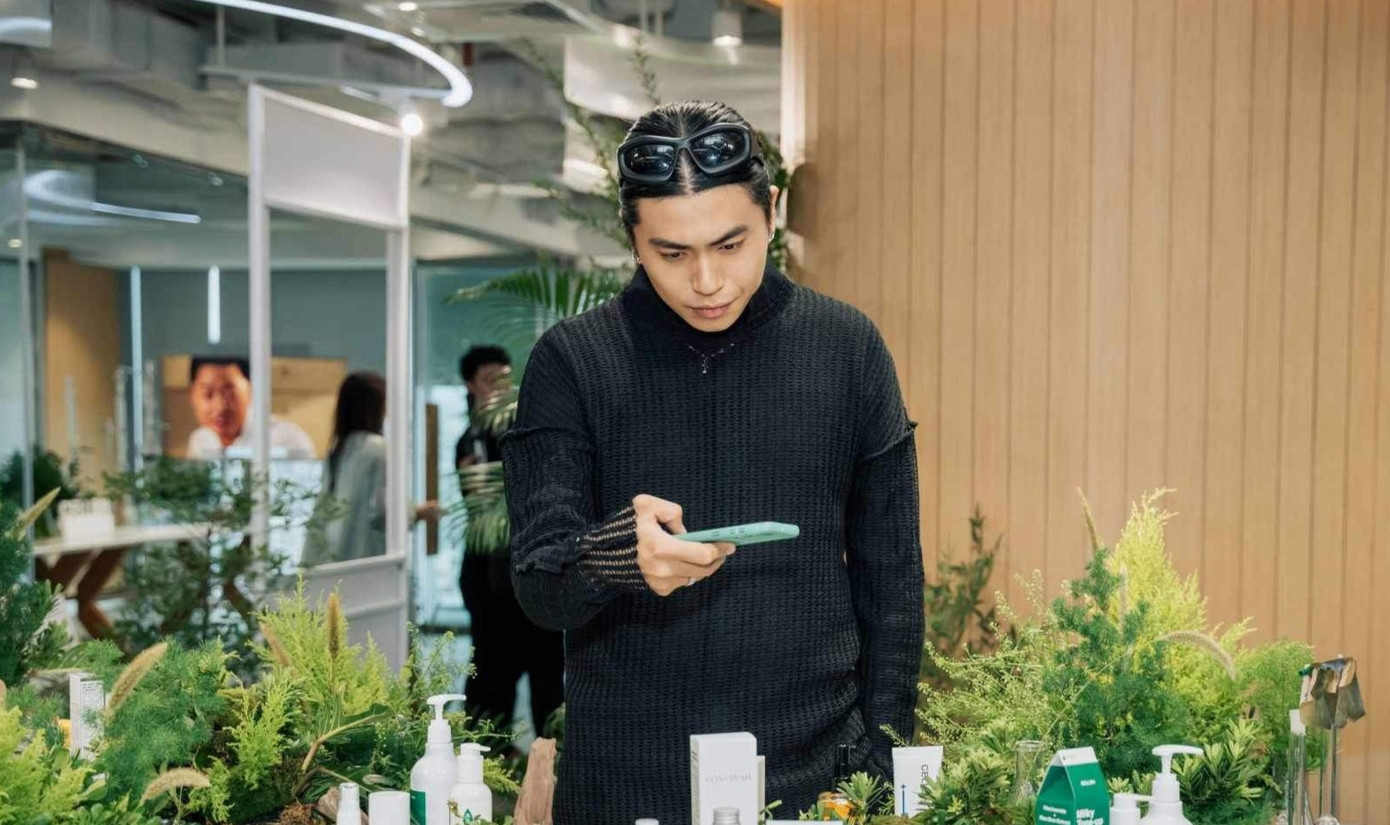 Kiên Ứng diện nguyên cây đen quen thuộc.