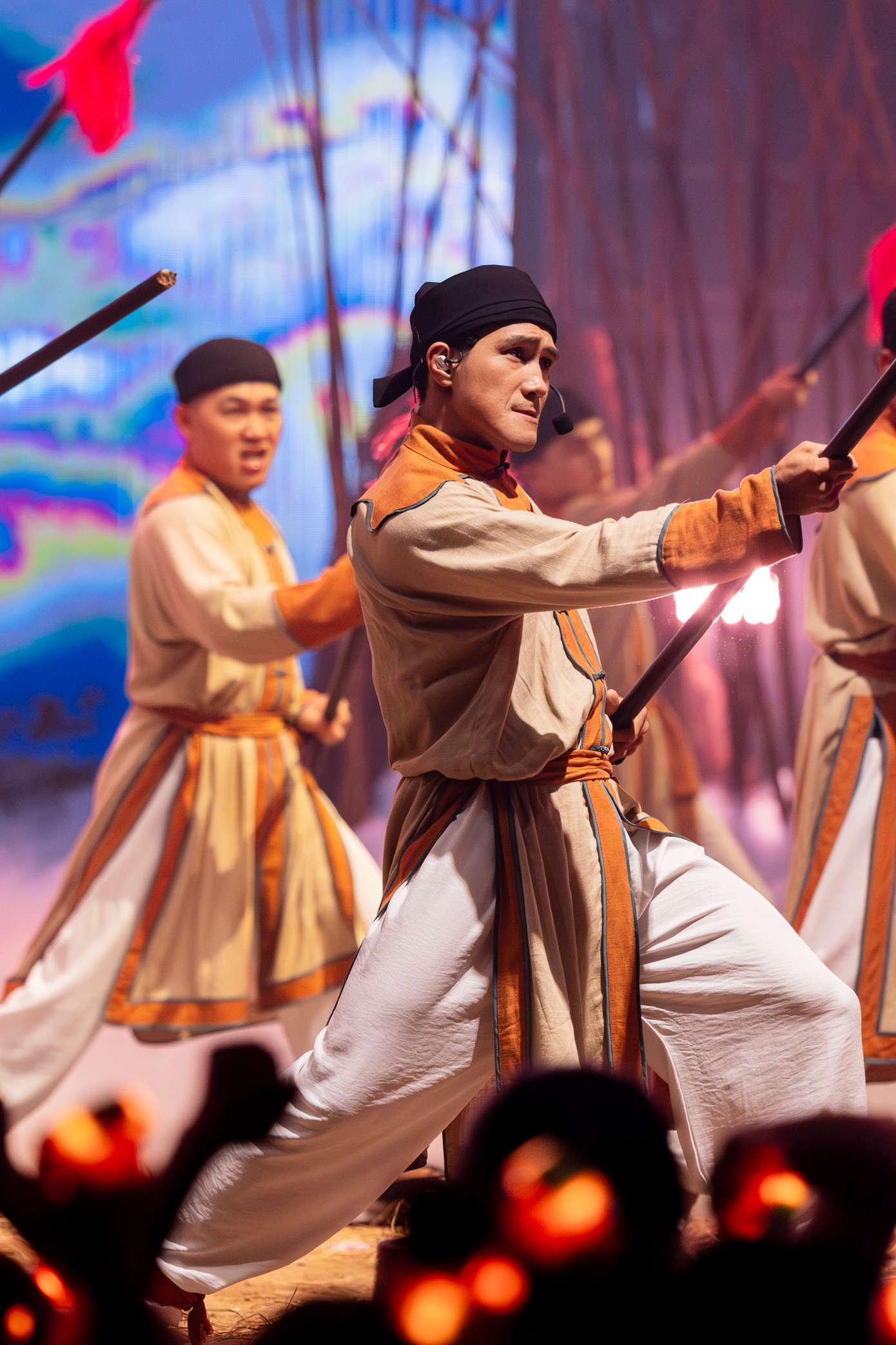 Hai anh trai Nhà Mứt Gừng ra về dù Bằng Kiều chơi tất tay. Hai anh trai Nhà Mứt Gừng ra về dù Bằng Kiều chơi tất tay.