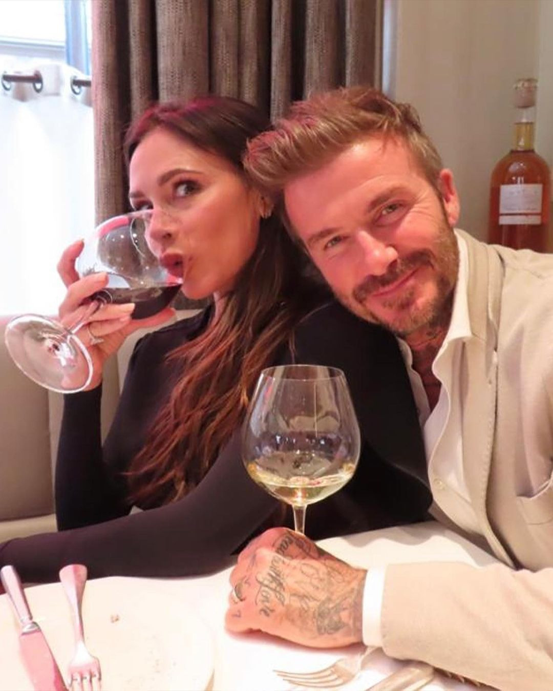 David Beckham và Victoria thường xuyên ăn ở nhà hàng hạng sang. David Beckham và Victoria thường xuyên ăn ở nhà hàng hạng sang.