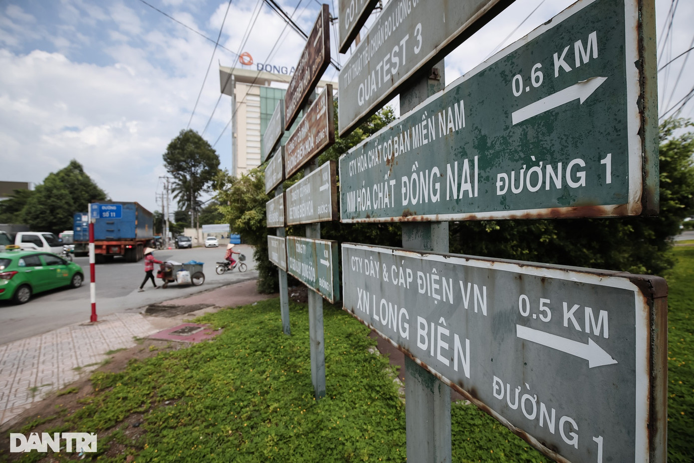 Ngày 13/7, tại kỳ họp thứ 12 HĐND tỉnh Đồng Nai khóa X, Phó Chủ tịch UBND tỉnh Võ Văn Phi nêu tờ trình, dự thảo Nghị quyết về chủ trương di dời, xây dựng mới Trung tâm hành chính - chính trị của tỉnh Đồng Nai. Theo đó, trung tâm hành chính - chính trị mới tỉnh Đồng Nai có quy mô khoảng 44ha, nằm vị trí thuộc KCN Biên Hòa 1 đã được chuyển đổi công năng thành khu đô thị - thương mại dịch vụ với phạm vi ranh giới thuận lợi, đáp ứng nhiệm vụ chính trị và phục vụ nhân dân.