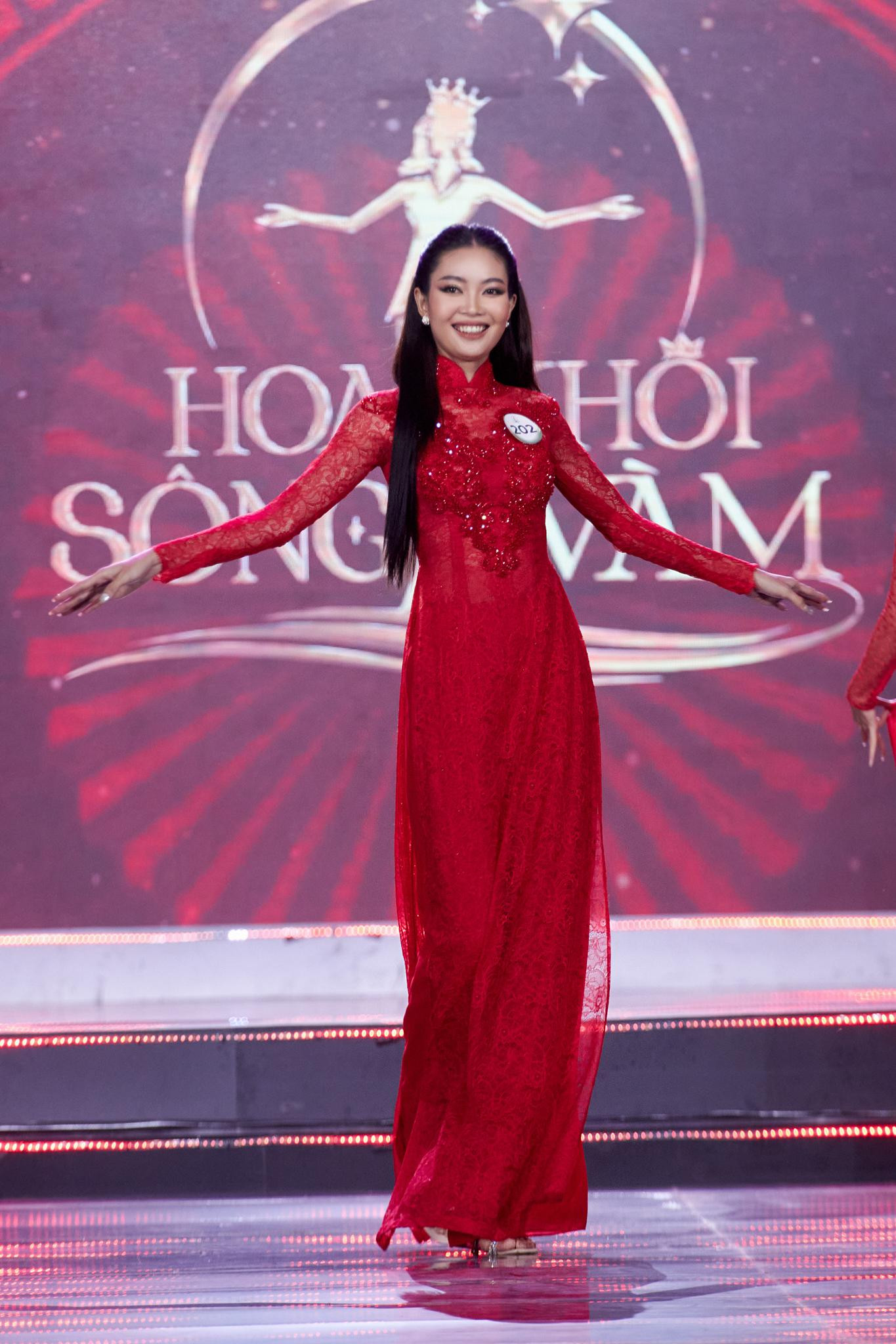 Trước khi được xướng tên ở ngôi vị cao nhất, Huỳnh Đào Diễm Trinh nhận giải phụ Người đẹp áo dài. Ảnh: BTC. Trước khi được xướng tên ở ngôi vị cao nhất, Huỳnh Đào Diễm Trinh nhận giải phụ Người đẹp áo dài. Ảnh: BTC.