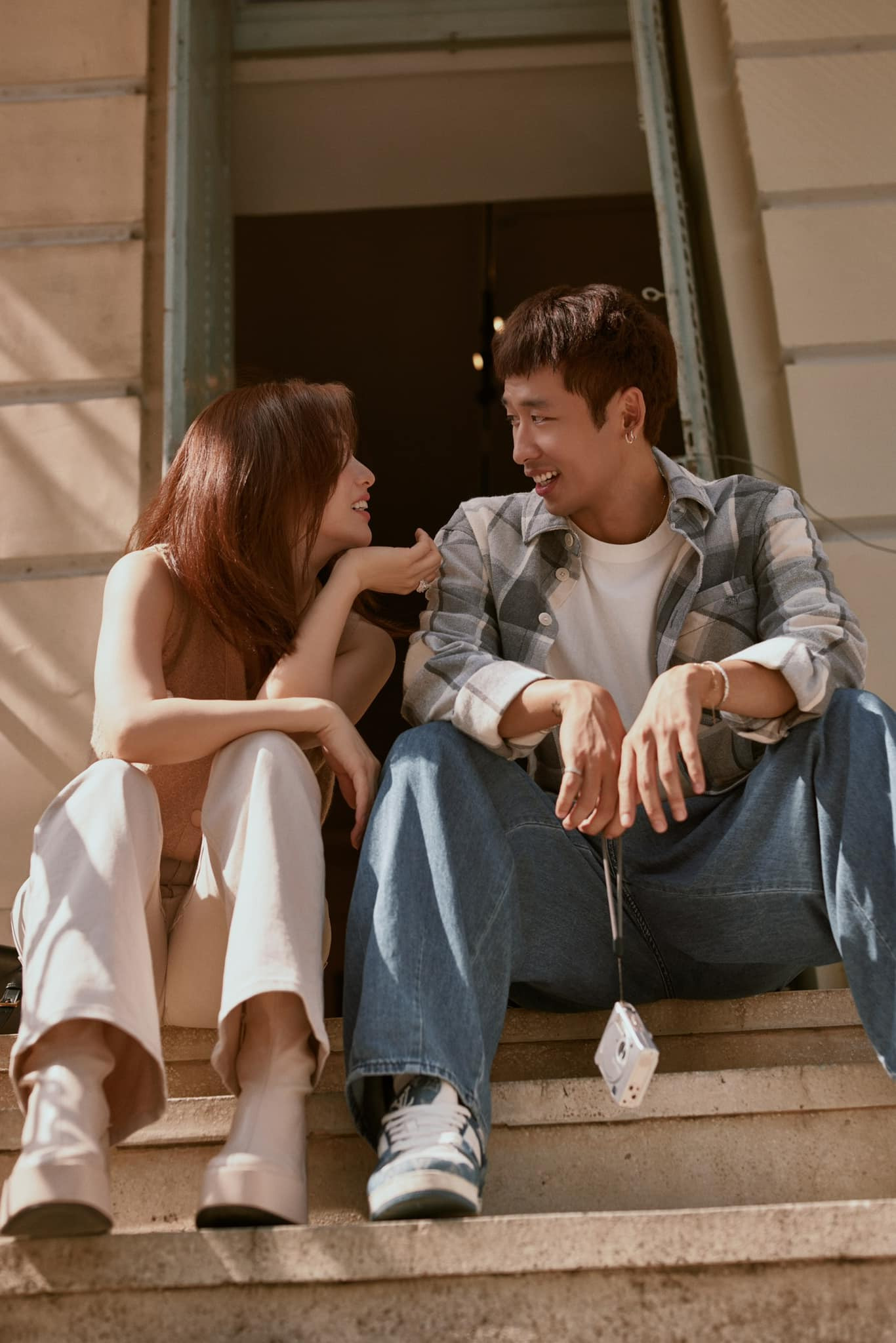 Dưới phần bình luận, khán giả khen Tuấn Trần và Phương Anh Đào đẹp đôi, yêu cầu thành cặp: "Hai anh chị cưới nhau đi", "Có nét phu thê, mong hai người thành đôi", Phủ hạnh phúc lên đời nhau rồi", "Nụ cười này sao mà giả được"...