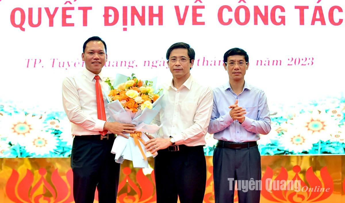 Các đồng chí Thường trực Thành ủy Tuyên Quang tặng hoa chúc mừng ông Trần Viết Cương.