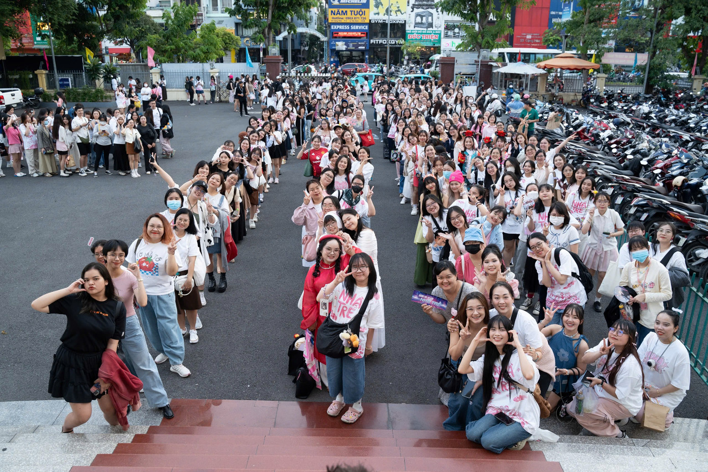 Khán giả xếp hàng chờ vào buổi fan meeting. Khán giả xếp hàng chờ vào buổi fan meeting.