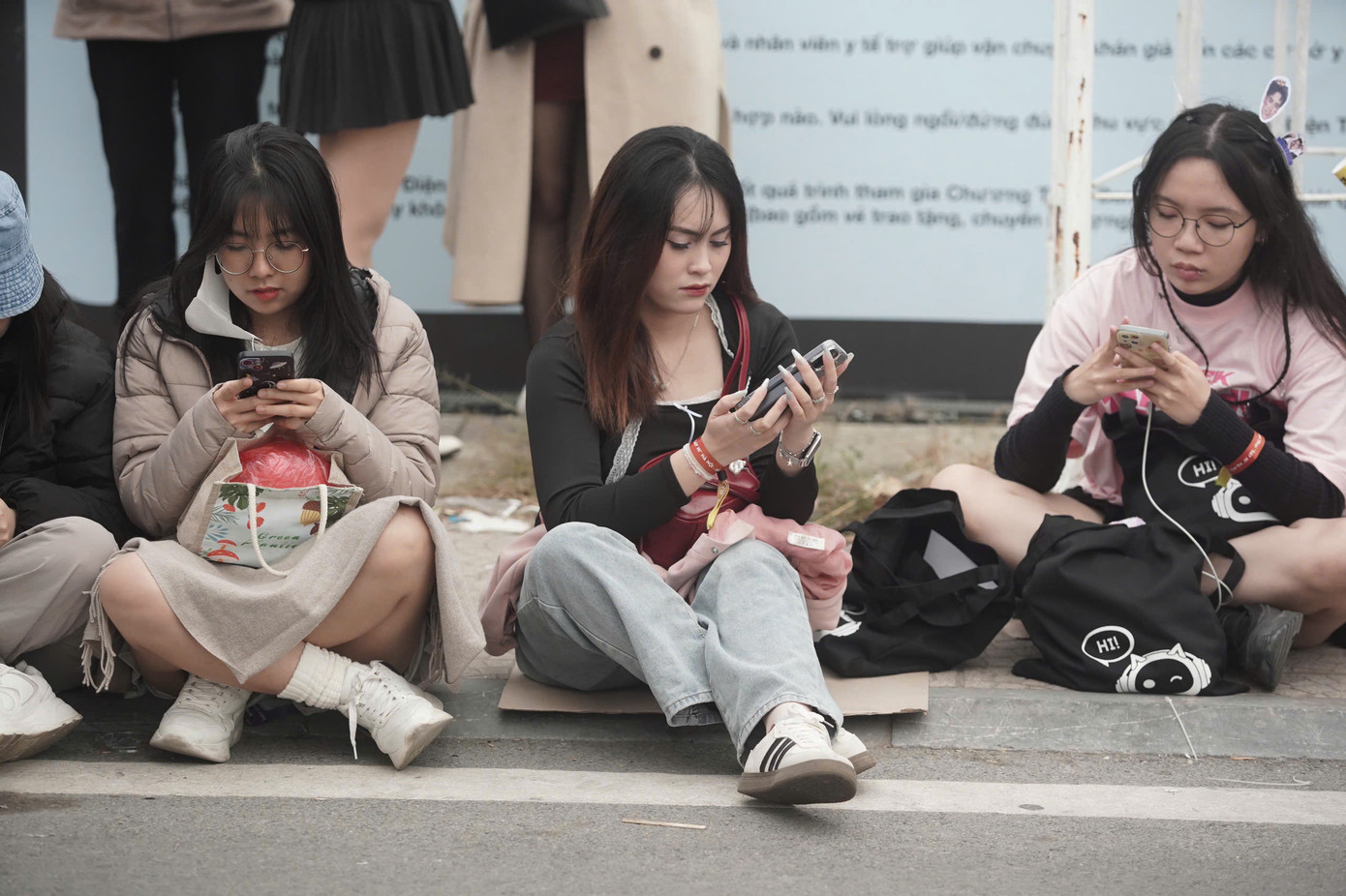 Theo ghi nhận của phóng viên Tiền Phong, khán giả mua vé ngồi vào sân khấu từ sớm. Nhóm bạn trẻ ngồi la liệt ngoài sân khấu chủ yếu là người xem mua hạng vé đứng.