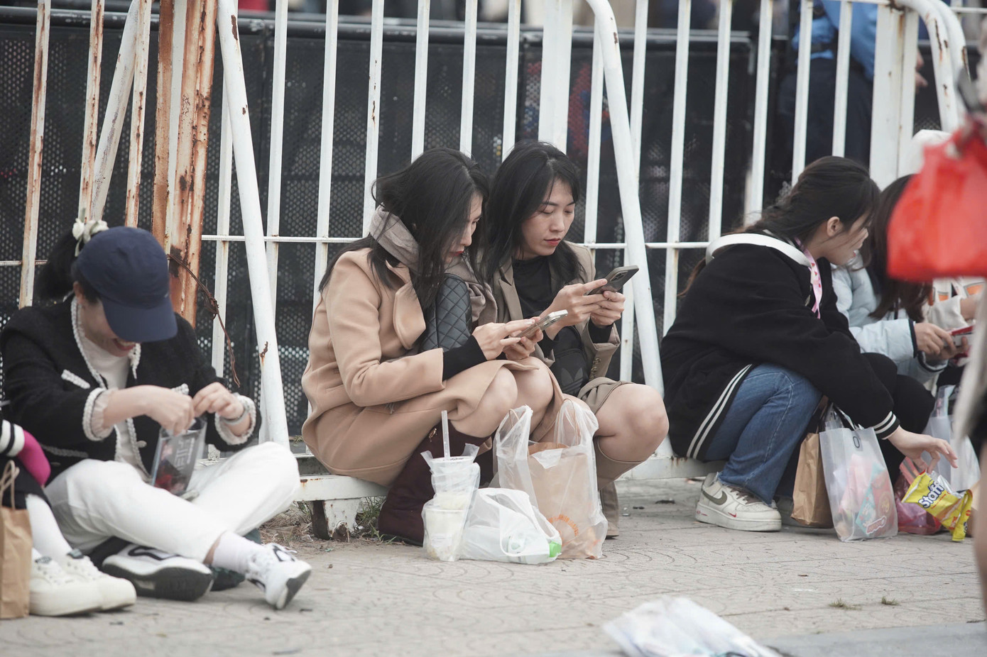 Nhiều người chuẩn bị đồ ăn, thức uống và giữ sức trước khi vào sân khấu. Ngọc Hà (20 tuổi, Long Biên) cho biết cô mua hạng vé đứng có giá 2,5 triệu đồng. &quot;Tôi có mặt xếp hàng từ 12h. Trời hôm nay không nắng nên quá trình xếp hàng không mệt lắm. Tôi cũng chuẩn bị sẵn áo ấm, khăn choàng, chỉ chờ đến giờ xem show&quot;, Ngọc Hà nói.