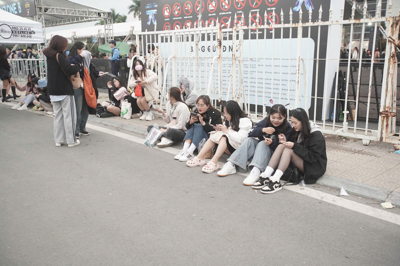 Khi được hỏi tình trạng giới trẻ xếp hàng từ 5h sáng, Diễm Quỳnh (24 tuổi, Cầu Giấy) nhận định điều này bình thường. &quot;Tôi nghĩ ai cũng có đam mê, với chúng tôi là các anh trai. Tôi đã sắp xếp công việc ổn thỏa trước khi đến đây. Show cũng diễn ra cuối tuần nên không có gì bất tiện. Tôi xếp hàng lúc 11h và thấy vui vì điều đó&quot;, Diễm Quỳnh trả lời Tiền Phong.