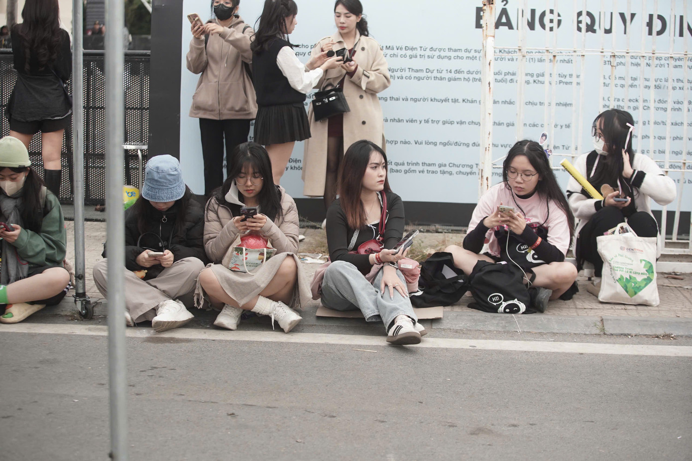 Hình ảnh người hâm mộ vạ vật trên sân Mỹ Đình.