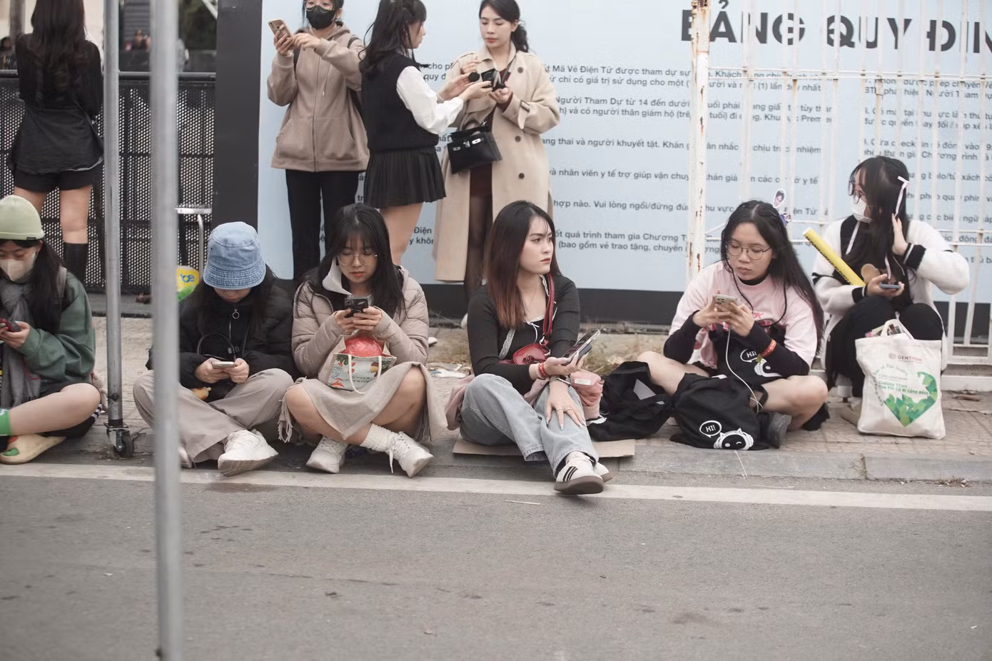 Hình ảnh người hâm mộ vạ vật trên sân Mỹ Đình.