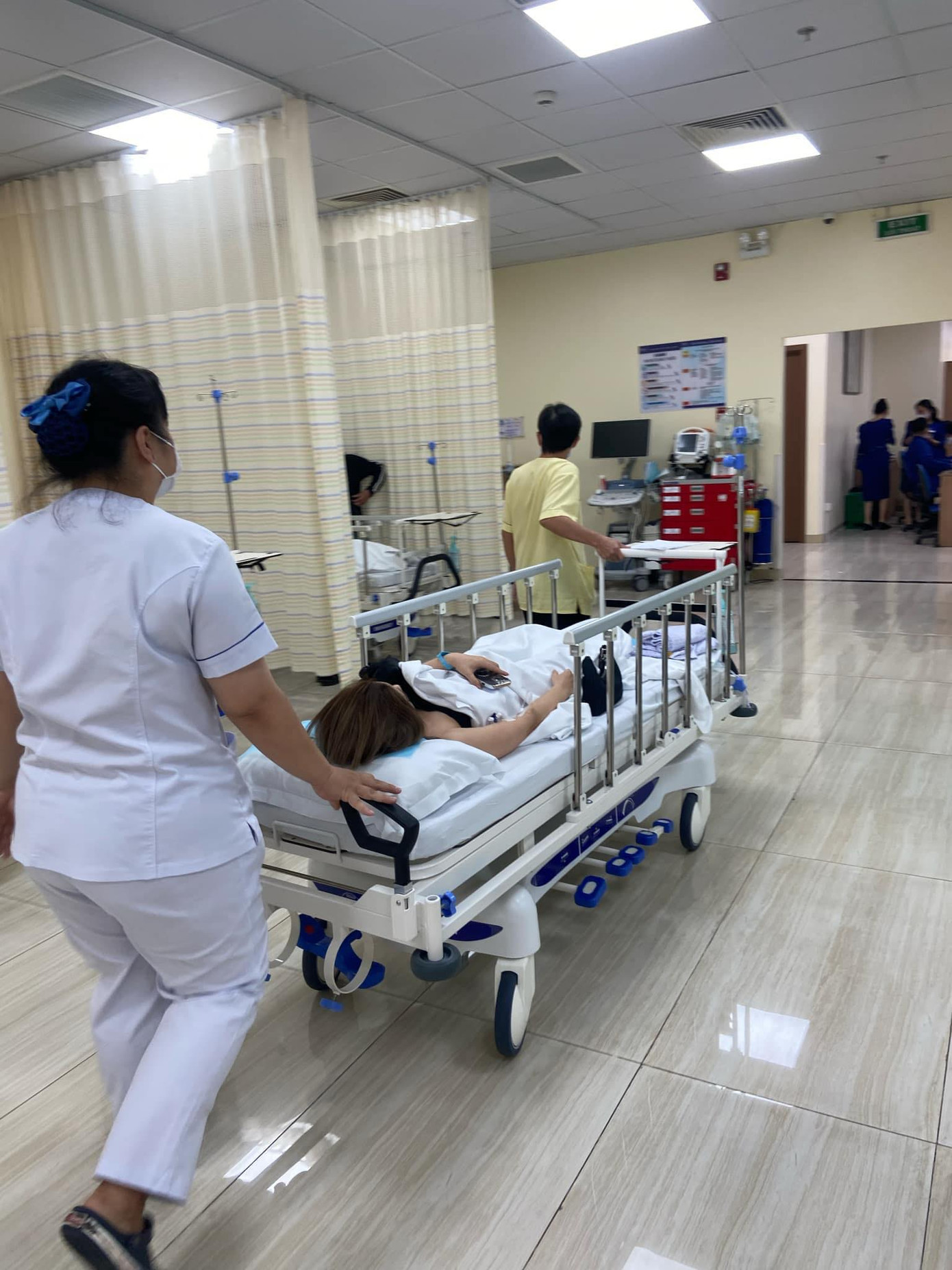 Dương Hoàng Yến chia sẻ ảnh châm cứu và nhập viện điều trị liệt dây thần kinh số 7. Dương Hoàng Yến chia sẻ ảnh châm cứu và nhập viện điều trị liệt dây thần kinh số 7.