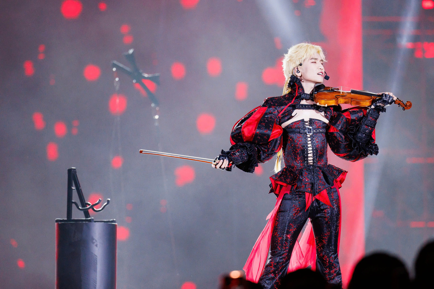 BB Trần mặc ấn tượng khi vừa chơi violin và thể hiện Cánh hồng phai. Đúng với tên Nhóm Anh tài bí ẩn, khán giả không đoán trước được BB Trần và Thanh Duy sẽ mặc gì mỗi khi lên sân khấu.