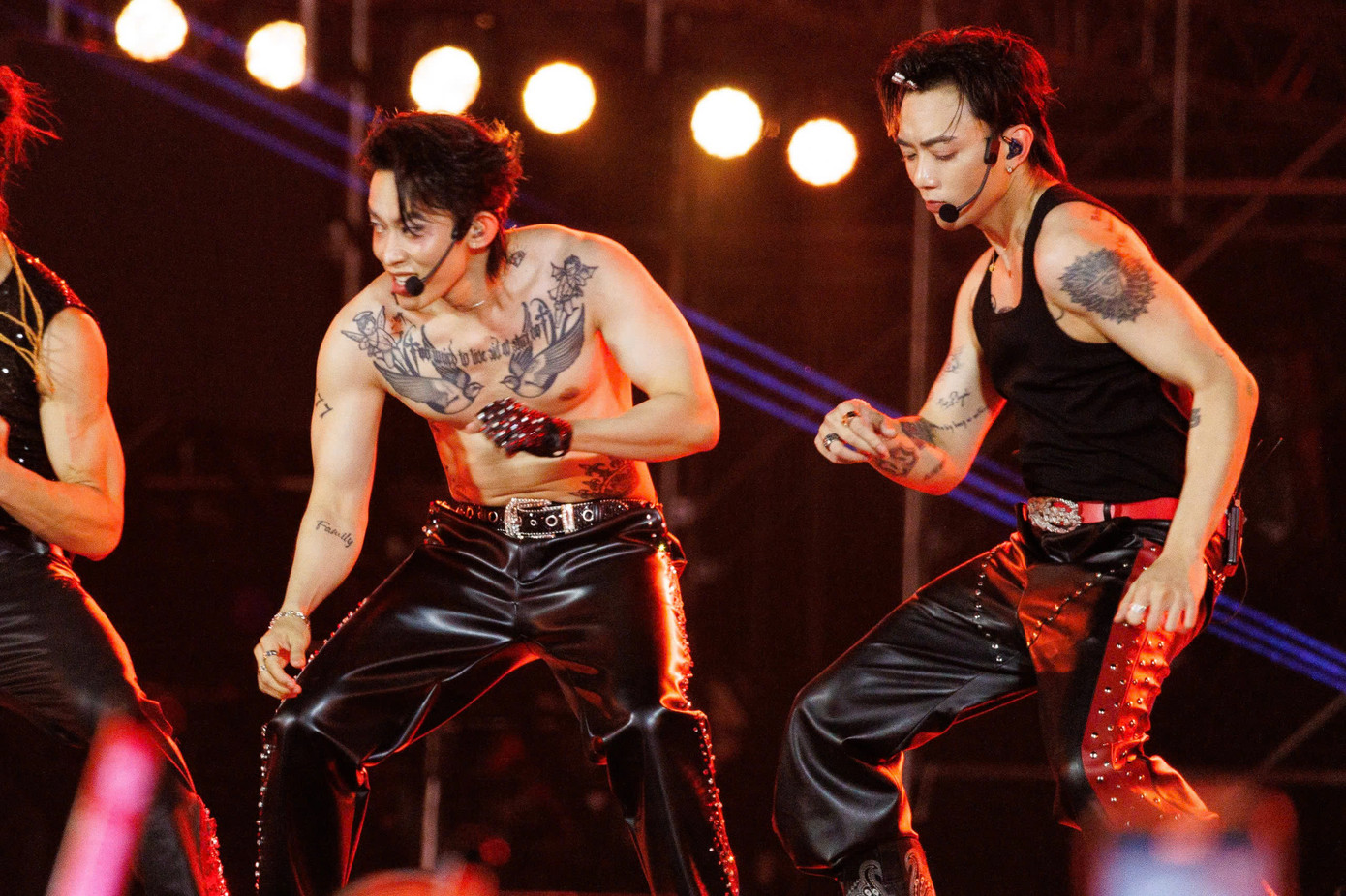 Kay Trần thuộc nhóm anh trai chăm khoe bụng 6 múi của gia tộc anh tài. Phần cắt tiết mục biểu diễn của nam ca sĩ viral trên mạng xã hội, được khán giả cho là &quot;phần hấp dẫn nhất của show Chông gai&quot;.