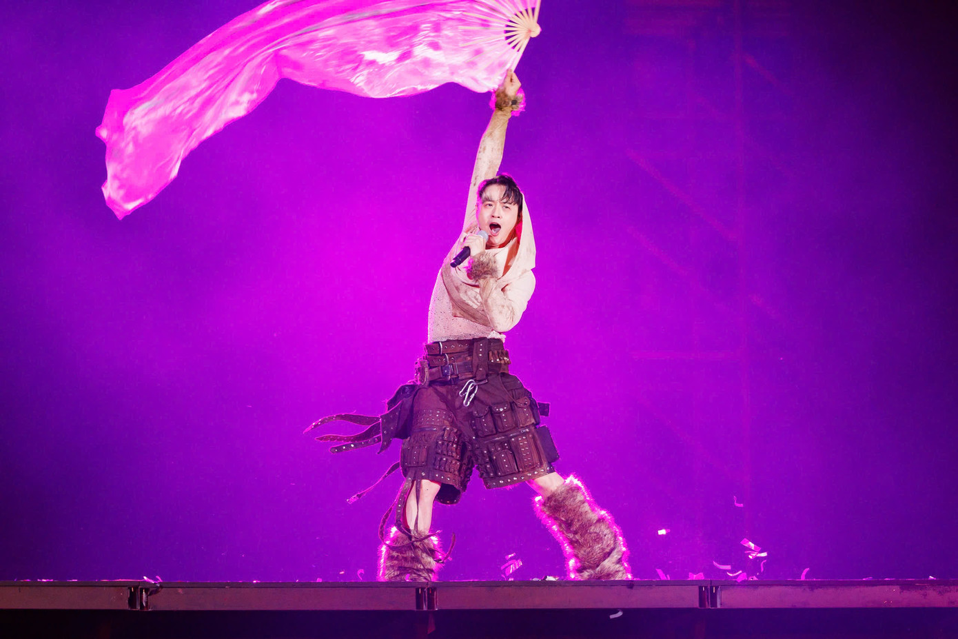 Thanh Duy tái hiện màn múa quạt, nhảy vouge ấn tượng thông quaTình anh bán chiếu.Đây là tiết mục giúp nam ca sĩ nhận được lượng fan lớn sau Anh trai vượt ngàn chông gai.