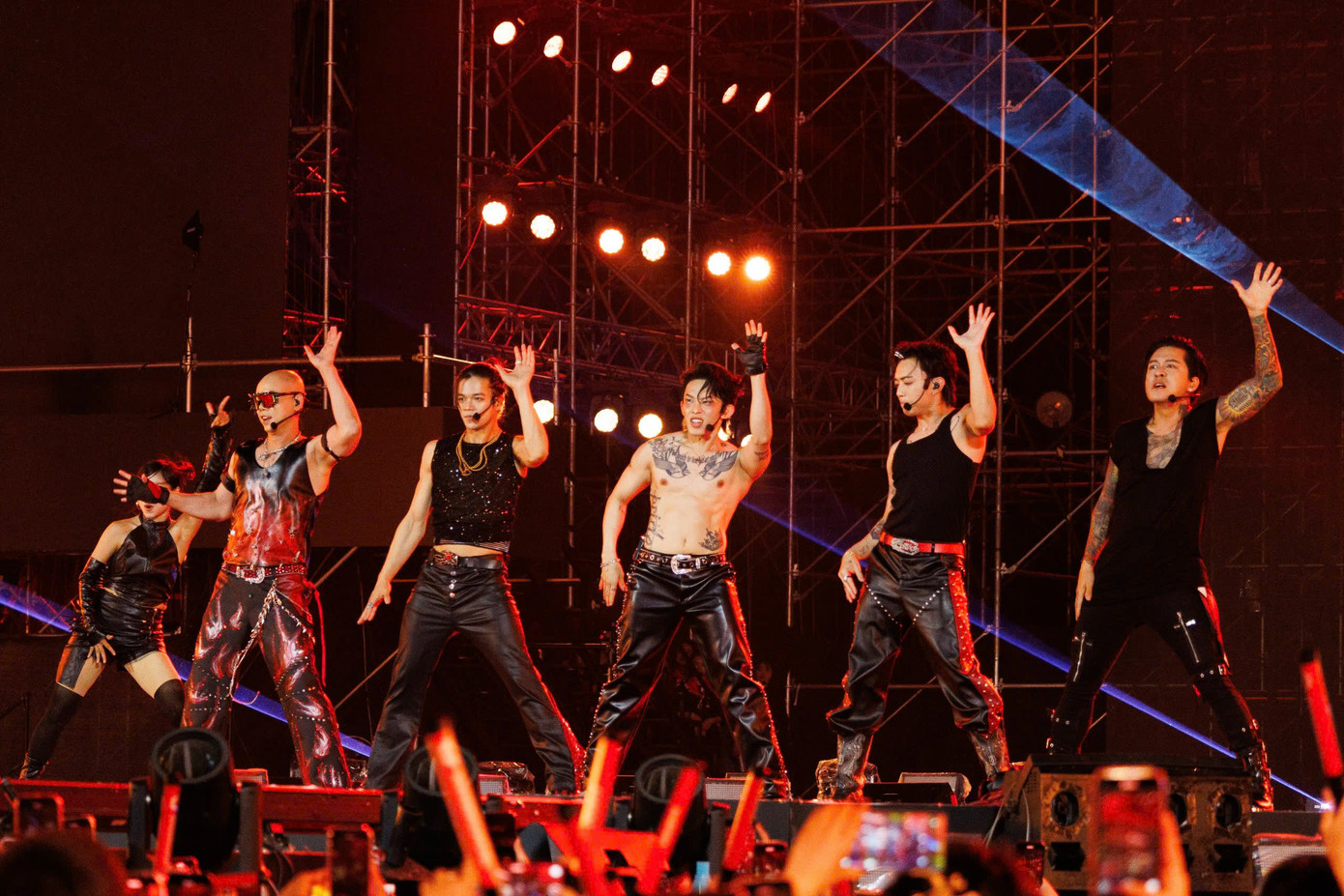 Màn trình diễn khuấy động chương trình nhất đến từ Super Star. Tiết mục được biểu diễn bởi nhóm anh trai cơ bắp gồm Phan Đinh Tùng, Trọng Hiếu, Kay Trần, Soobin, Tuấn Hưng.