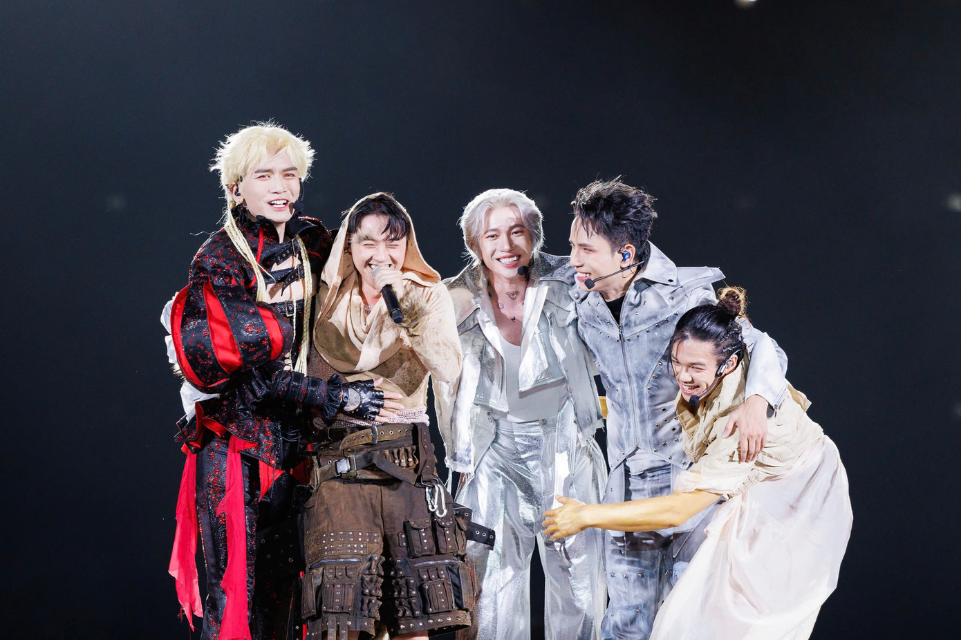 Không chỉ thưởng thức âm nhạc, vũ đạo, khán giả đến concert Anh trai để nghe những câu chuyện chưa kể trong hành trình vượt ngàn chông gai của nghệ sĩ. &quot;Đây là lần đầu tôi đến xem concert. Nghe bạn bè, fan kể trải nghiệm xem các anh, tôi rất háo hức. Âm nhạc thì cũng chỉ có từng ấy bài, nhưng điều khiến các Gai con hào hứng là thấy đầy đủ 33 anh tài đứng chung sân khấu&quot;, Thu Hà (29 tuổi, TPHCM) nói với Tiền Phong.