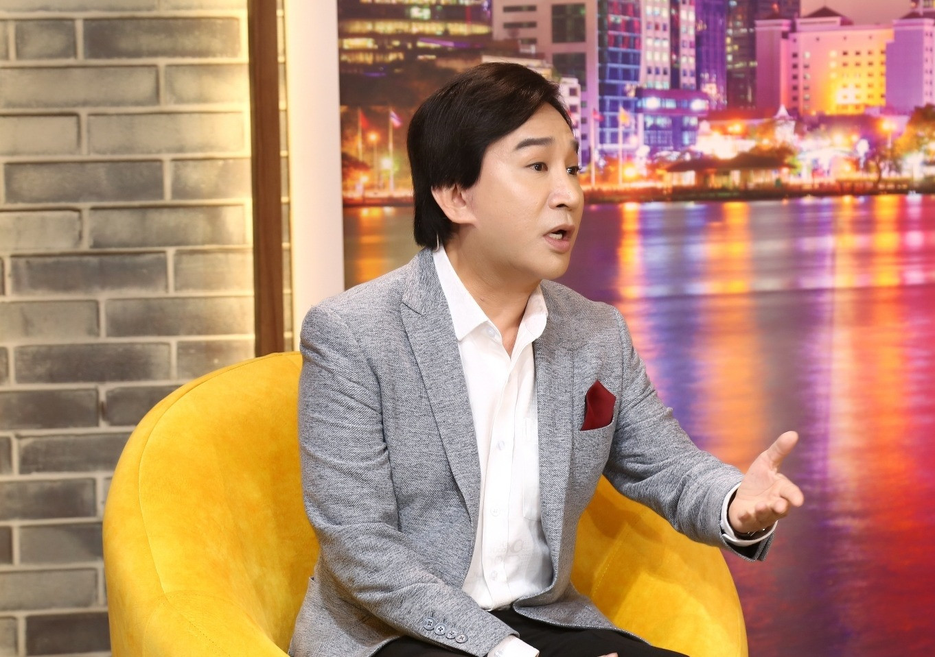 Nam nghệ sĩ bức xúc vì không được nhân viên liên hệ trong thời gian hợp đồng bị chuyển sang cho người khác chăm sóc. Nam nghệ sĩ bức xúc vì không được nhân viên liên hệ trong thời gian hợp đồng bị chuyển sang cho người khác chăm sóc.