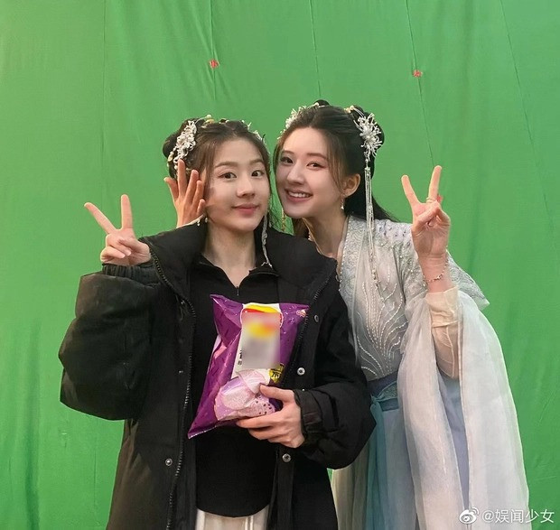 Diễn viên đóng thế để mặt mộc đọ sắc cùng Triệu Lộ Tư. Diễn viên đóng thế để mặt mộc đọ sắc cùng Triệu Lộ Tư.