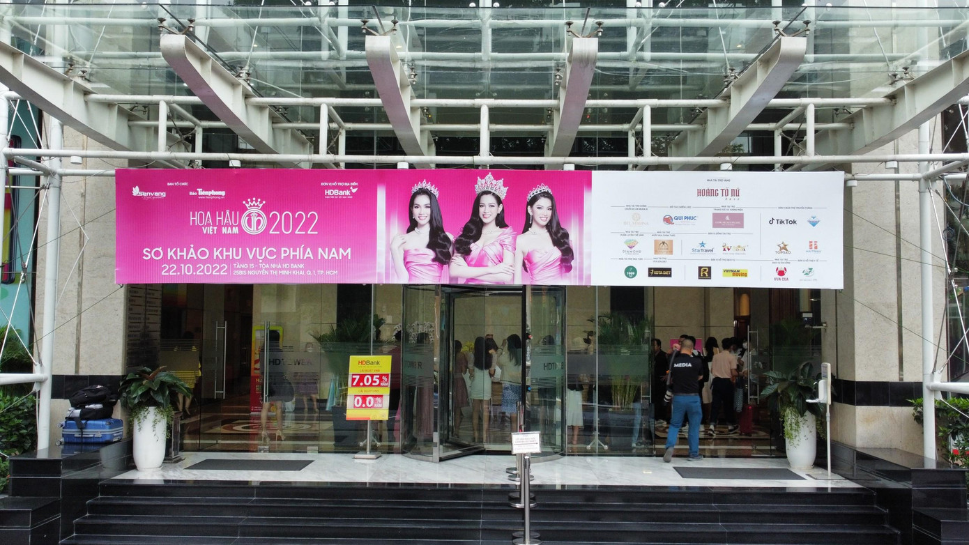 Vòng sơ khảo khu vực phía Nam cuộc thi Hoa hậu Việt Nam - đấu trường nhan sắc có tuổi đời, uy tín nhất Việt Nam hiện tại - diễn ra sáng 22/10 tại TP.HCM. Từ 6h30 sáng, nhiều thí sinh có mặt để ghi danh, chuẩn bị bước vào những vòng thi chinh phục vương miện.