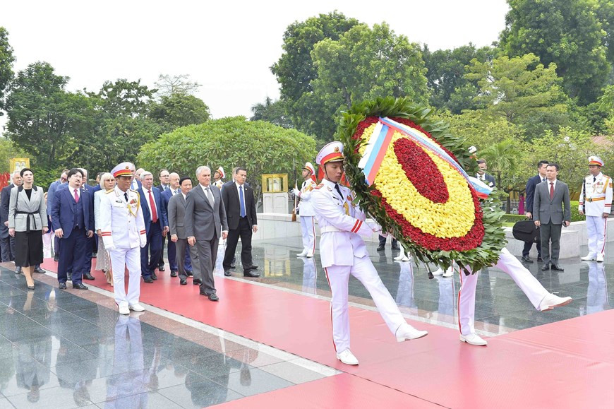 Chủ tịch Duma Quốc gia Quốc hội Liên bang Nga Vyacheslav Victorovich Volodin đặt vòng hoa tại Đài tưởng niệm các Anh hùng liệt sỹ. (Ảnh: Minh Đức/TTXVN). Chủ tịch Duma Quốc gia Quốc hội Liên bang Nga Vyacheslav Victorovich Volodin đặt vòng hoa tại Đài tưởng niệm các Anh hùng liệt sỹ. (Ảnh: Minh Đức/TTXVN).