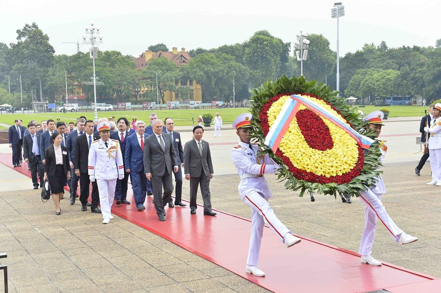 Trước đó, Chủ tịch Duma Quốc gia Quốc hội Liên bang Nga Vyacheslav Victorovich Volodin đặt vòng hoa và vào Lăng viếng Chủ tịch Hồ Chí Minh. (Ảnh: Minh Đức/TTXVN). Trước đó, Chủ tịch Duma Quốc gia Quốc hội Liên bang Nga Vyacheslav Victorovich Volodin đặt vòng hoa và vào Lăng viếng Chủ tịch Hồ Chí Minh. (Ảnh: Minh Đức/TTXVN).