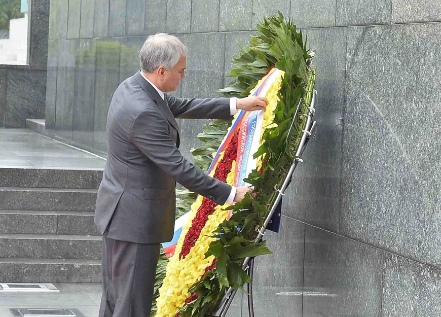 Chủ tịch Duma Quốc gia Quốc hội Liên bang Nga Vyacheslav Victorovich Volodin đặt vòng hoa tại Lăng Chủ tịch Hồ Chí Minh. (Ảnh: Minh Đức/TTXVN). Chủ tịch Duma Quốc gia Quốc hội Liên bang Nga Vyacheslav Victorovich Volodin đặt vòng hoa tại Lăng Chủ tịch Hồ Chí Minh. (Ảnh: Minh Đức/TTXVN).