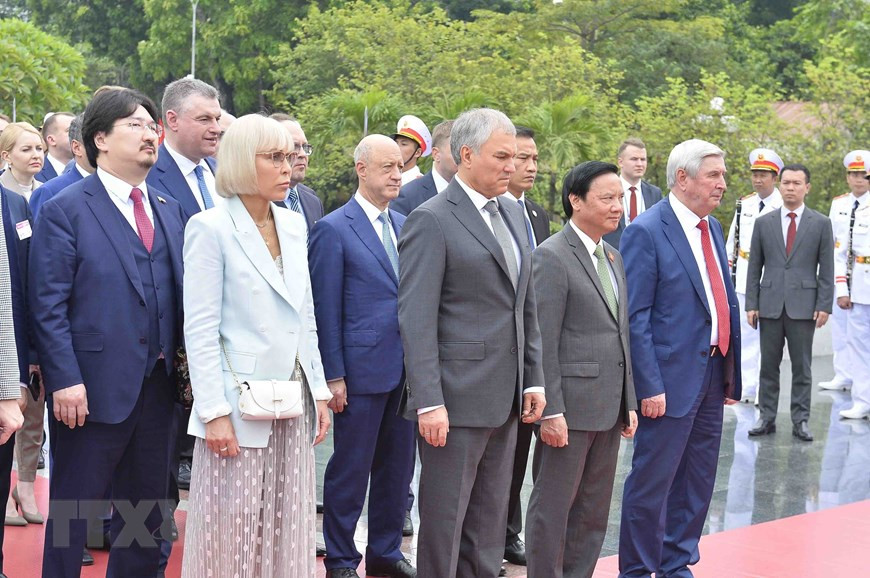 Chủ tịch Duma Quốc gia Quốc hội Liên bang Nga Vyacheslav Victorovich Volodin thành kính tưởng niệm các Anh hùng liệt sỹ. (Ảnh: Minh Đức/TTXVN). Chủ tịch Duma Quốc gia Quốc hội Liên bang Nga Vyacheslav Victorovich Volodin thành kính tưởng niệm các Anh hùng liệt sỹ. (Ảnh: Minh Đức/TTXVN).
