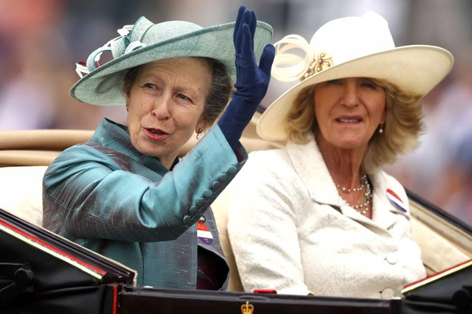 Công chúa Anne và em gái ruột của Hoàng hậu Camilla. Công chúa Anne và em gái ruột của Hoàng hậu Camilla.