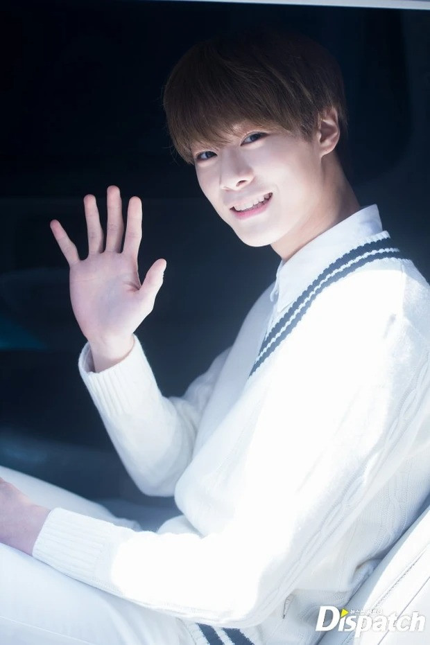 Moonbin ra mắt với tư cách thành viên nhóm ASTRO năm 2016. Lúc mới vào nghề, nam ca sĩ gắn liền với hình ảnh trong sáng, khá ngại ngùng khi bắt gặp ống kính phóng viên.