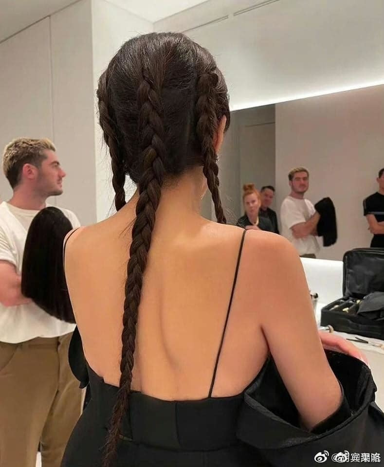 Bóng lưng gây sốt của Vera Wang ở tuổi 74.