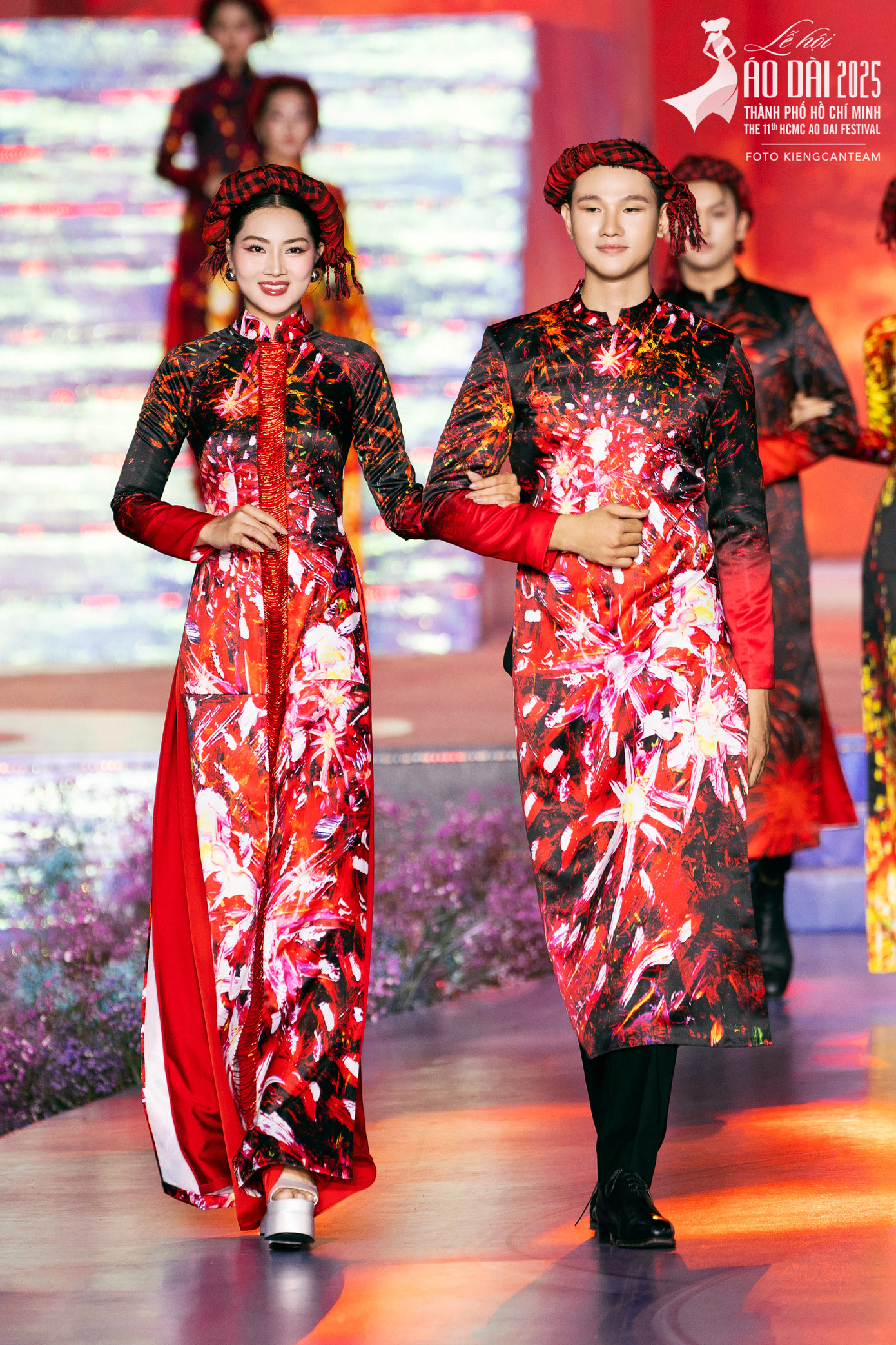 Hoa trên tuyến lửa của NTK Liên Hương tôn vinh sự quyết tâm, sức sống của người phụ nữ Việt Nam trong thời chiến. Hoa trên tuyến lửa của NTK Liên Hương tôn vinh sự quyết tâm, sức sống của người phụ nữ Việt Nam trong thời chiến.