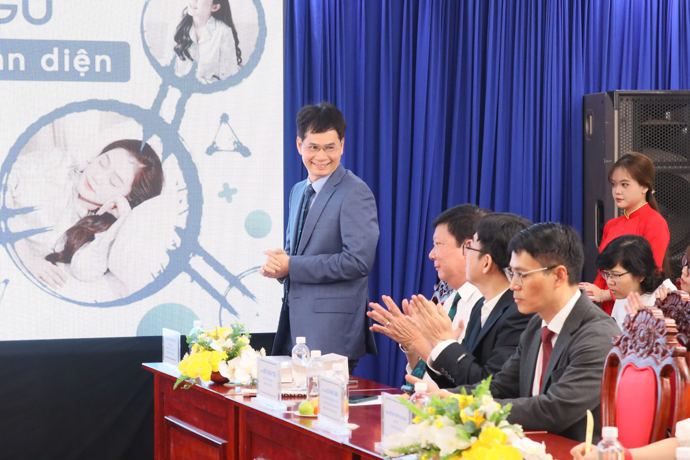 Chuyên gia phát biểu tại hội thảo. Chuyên gia phát biểu tại hội thảo.