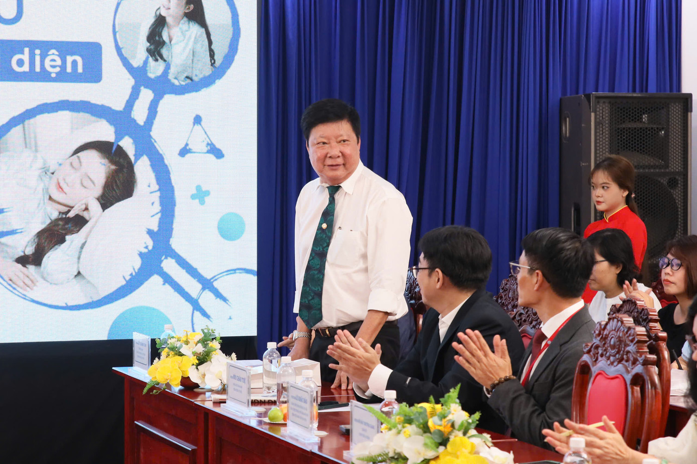 Chuyên gia phát biểu tại hội thảo. Chuyên gia phát biểu tại hội thảo.