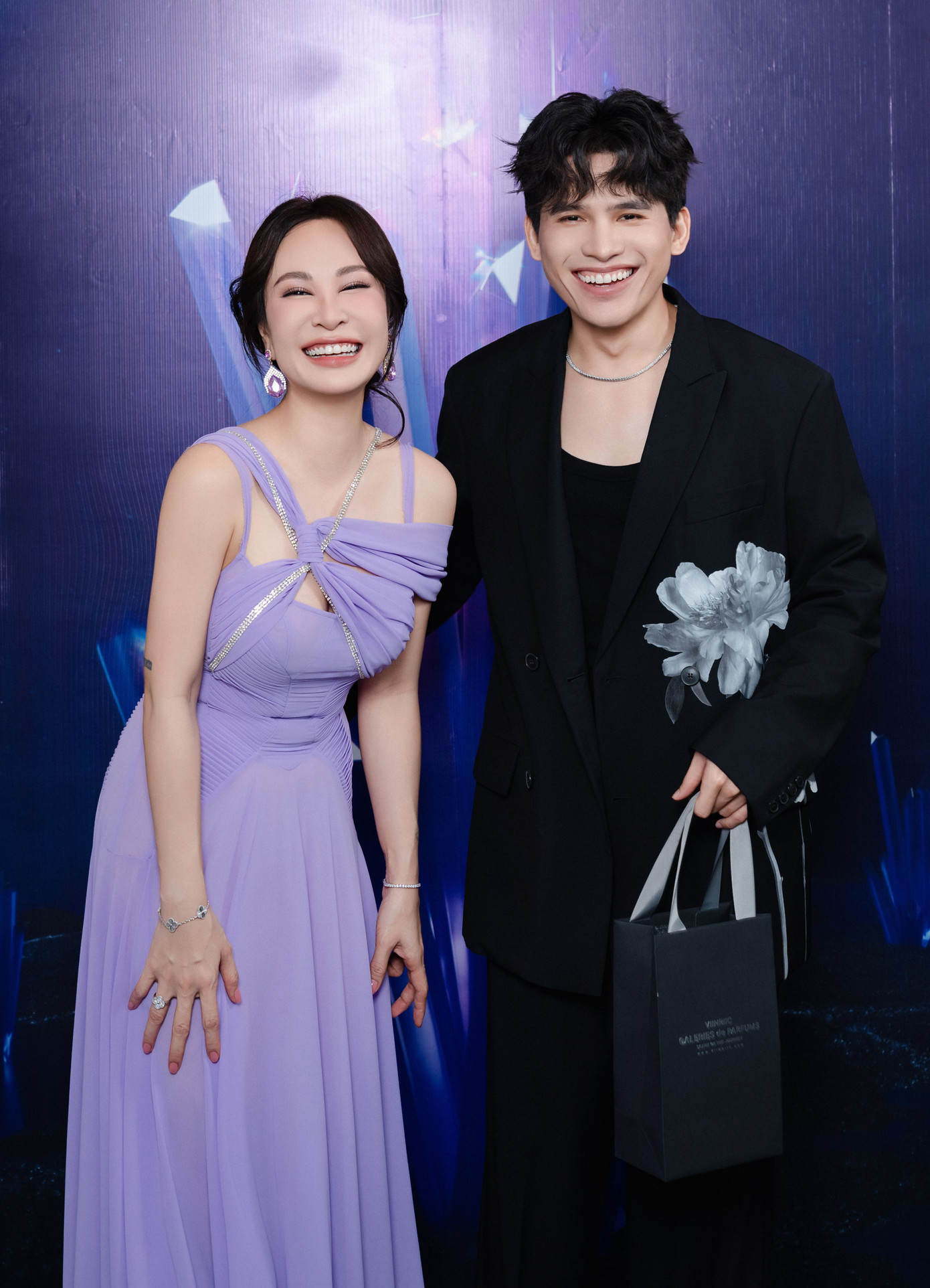 Nhạc sĩ Châu Đăng Khoa và anh trai Quốc Thiên ủng hộ Uyên Linh tổ chức đêm nhạc.