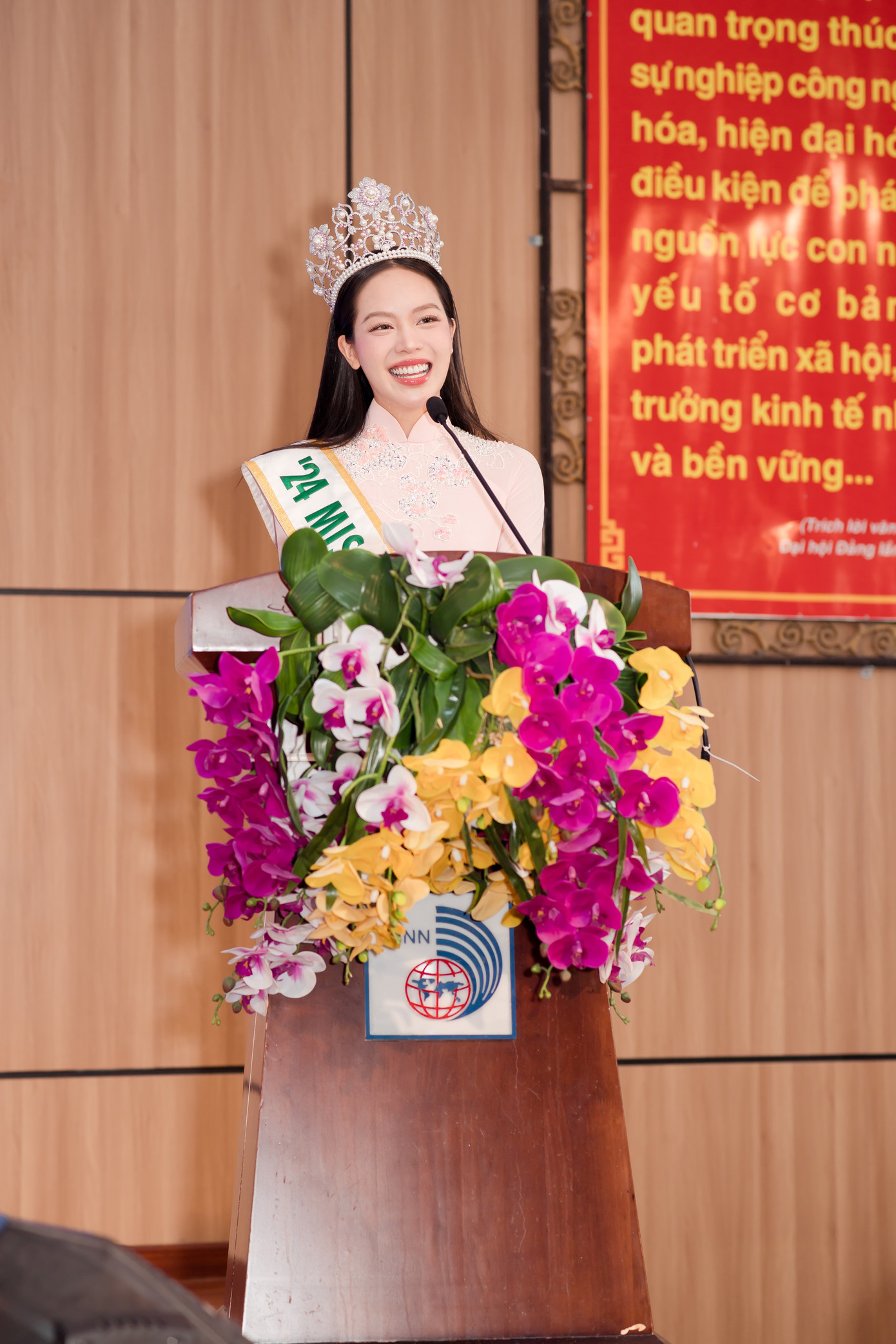 Trong phần phát biểu giao lưu, Thanh Thủy nói cô biết ơn sâu sắc thầy cô, bạn bè và gia đình luôn đồng hành cùng mình trên con đường học tập, chinh phục ước mơ. Cô tự hào khi là người con của Đà Nẵng, một trong những thành phố đáng sống nhất Việt Nam và là sinh viên của Đại học Ngoại ngữ - Đại học Đà Nẵng.