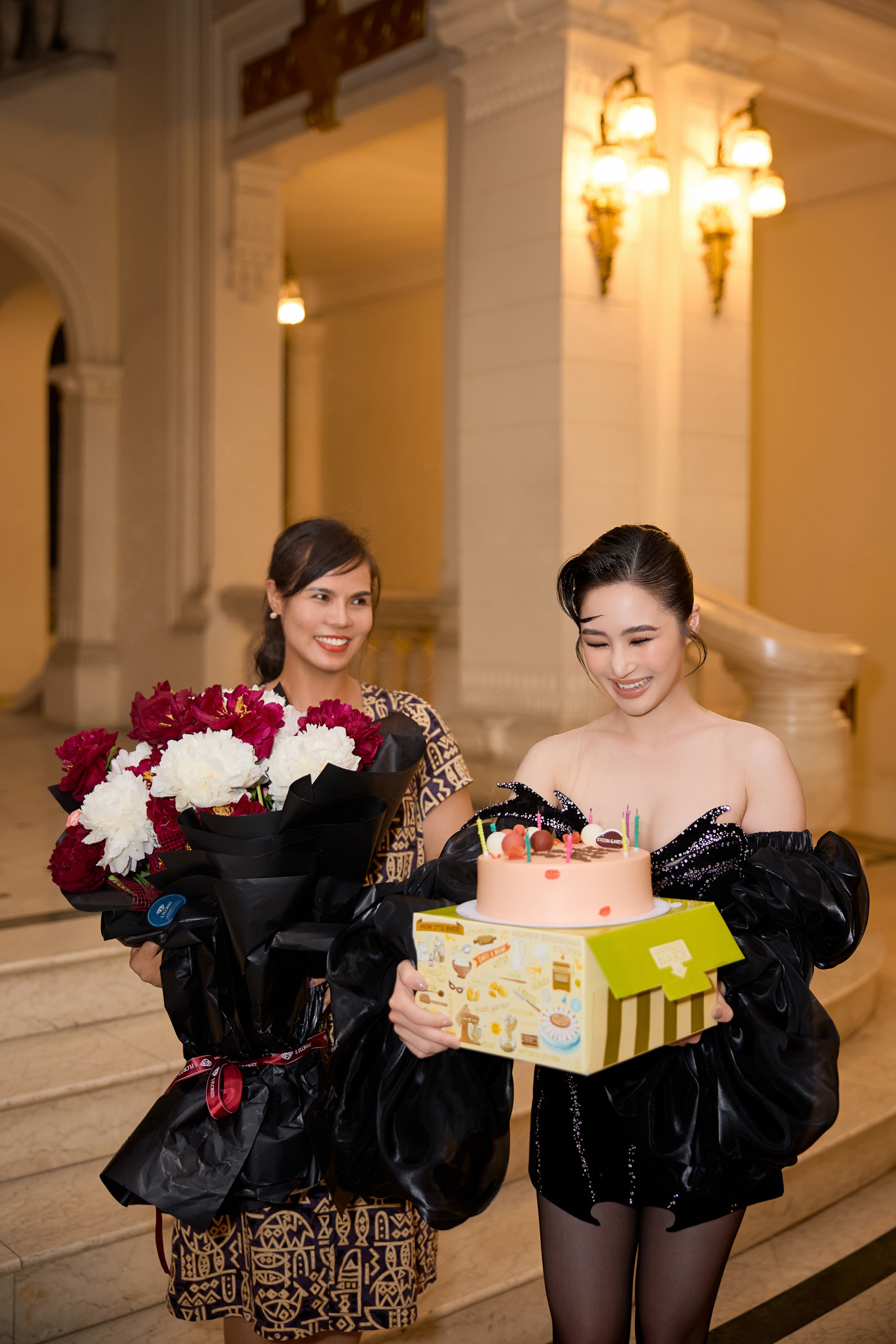 Hương Tràm đặc biệt xúc động với tình cảm của những khán giả chuẩn bị bánh sinh nhật, hoa để mừng tuổi cho mình. Giọng ca Duyên mình lỡ bước sang tuổi 29 vào ngày 15/5.