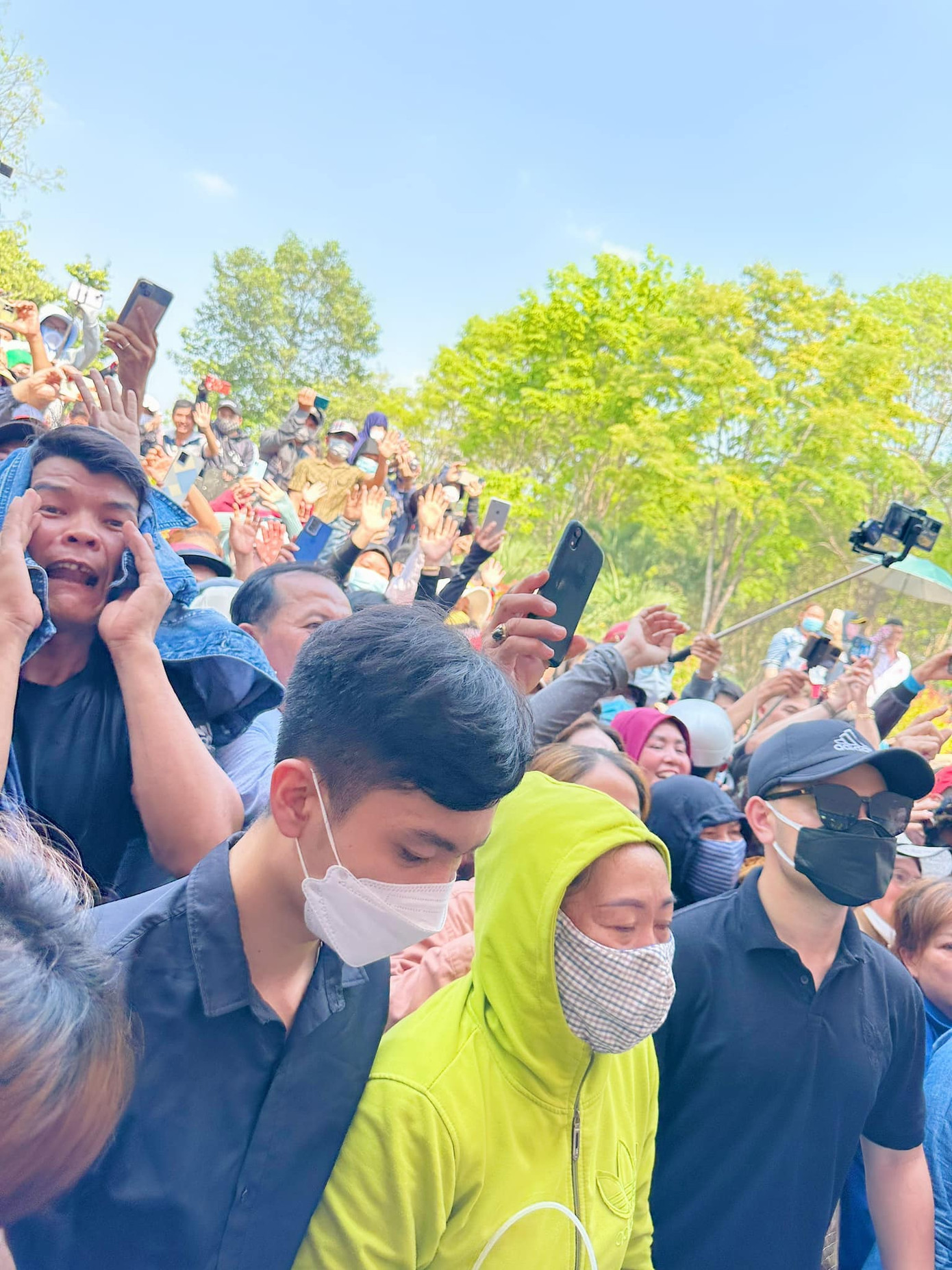 Tình trạng YouTuber tại đám tang nghệ sĩ khiến gia đình đau đầu. Tình trạng YouTuber tại đám tang nghệ sĩ khiến gia đình đau đầu.