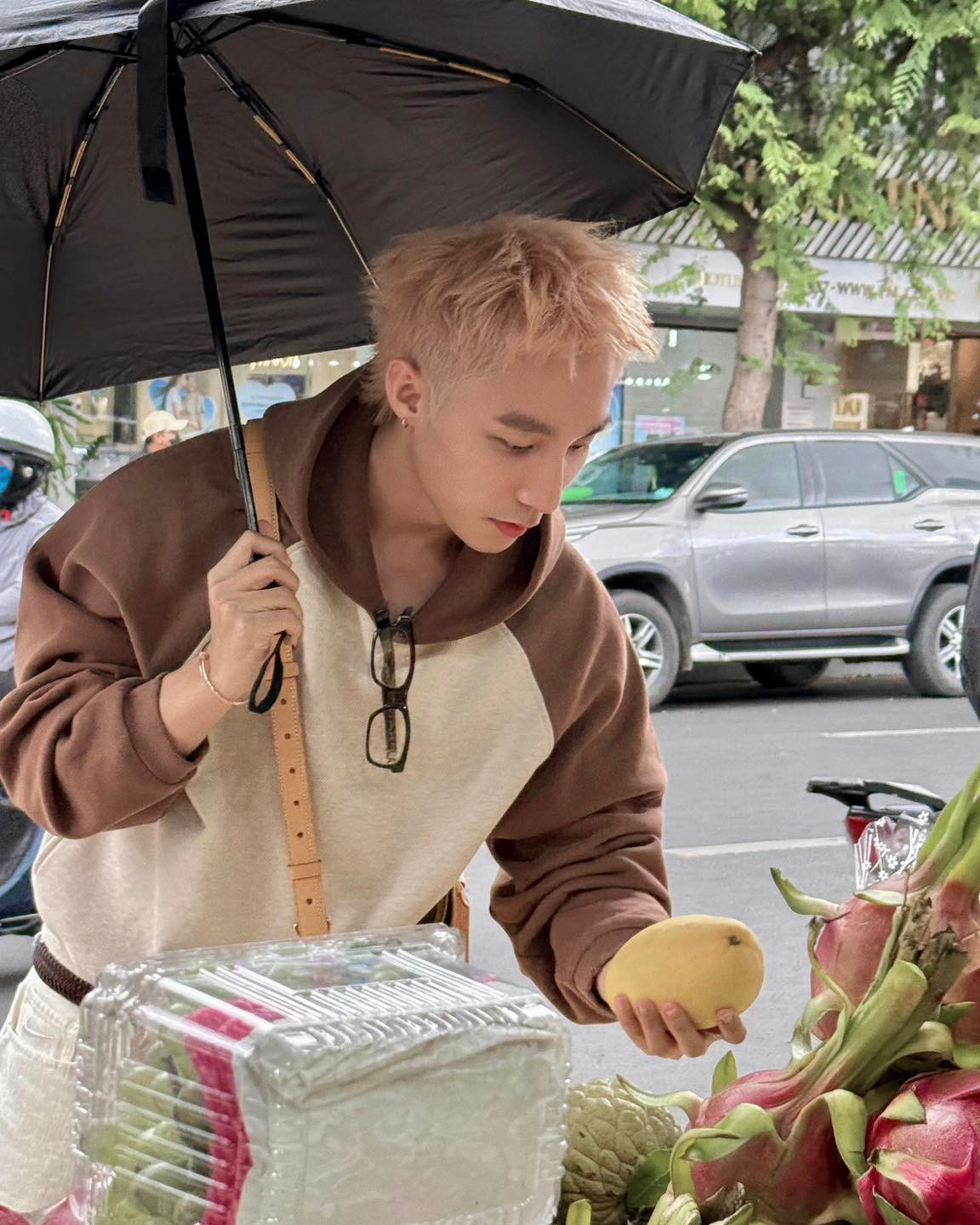 Ảnh Sơn Tùng lựa trái cây tại chợ Bến Thành hút 100.000 lượt tương tác sau 10 phút.