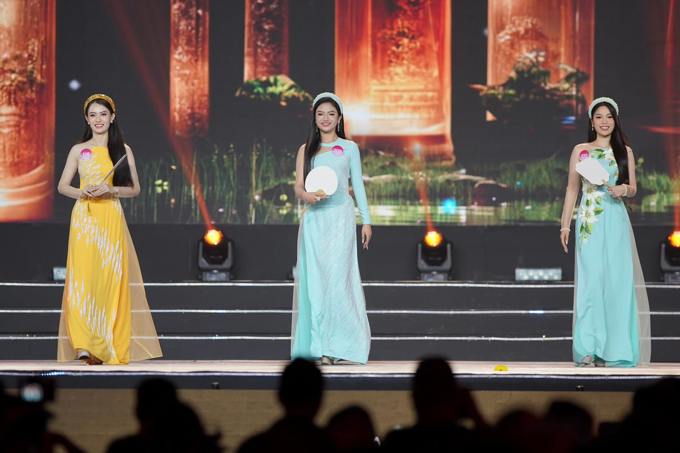 Màn trình diễn áo dài đòi hỏi thí sinh biết cách diễn nhóm và diễn đôi. Sau quá trình tập luyện với huấn luyện viên chuyên môn, thí sinh thể hiện được bản lĩnh sân khấu, cách tương tác với ban giám khảo và khán giả. Màn trình diễn áo dài đòi hỏi thí sinh biết cách diễn nhóm và diễn đôi. Sau quá trình tập luyện với huấn luyện viên chuyên môn, thí sinh thể hiện được bản lĩnh sân khấu, cách tương tác với ban giám khảo và khán giả.