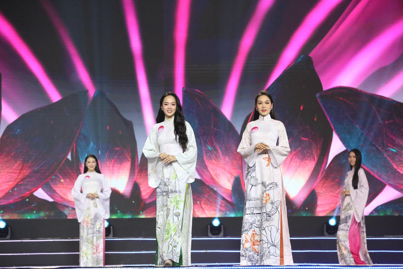 Thí sinh Trần Gia Hân (SBD 081) và Nguyễn Lê Vũ Hà (SBD 012) có cách tạo dáng nền nã khi diện trang phục truyền thống. Thí sinh Trần Gia Hân (SBD 081) và Nguyễn Lê Vũ Hà (SBD 012) có cách tạo dáng nền nã khi diện trang phục truyền thống.