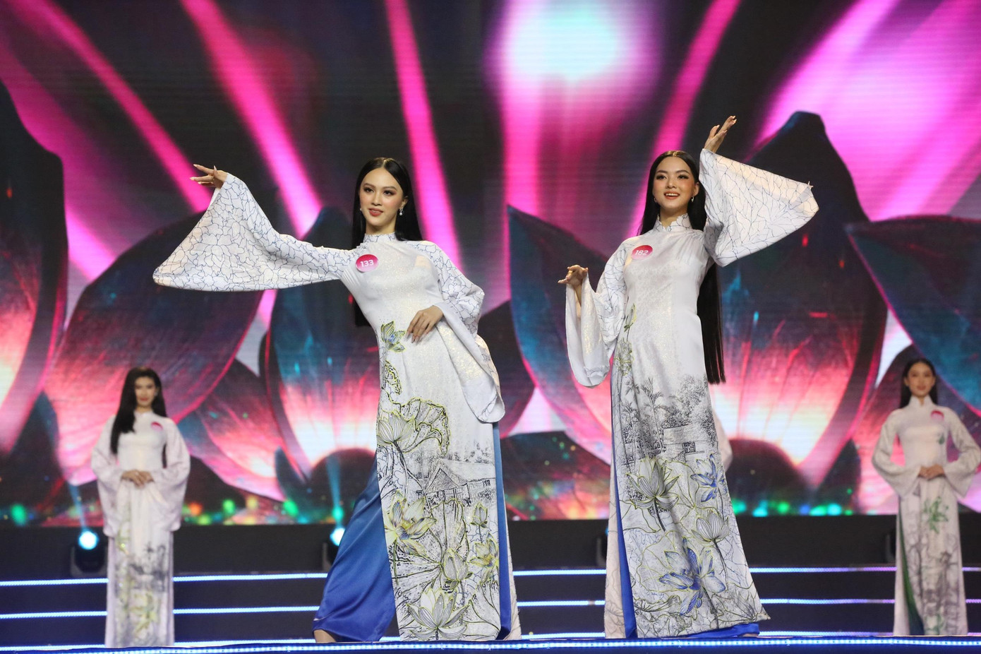 Trần Nhật Lệ (SBD 133) và Mai Trang Thảo (SBD 182) nằm trong nhóm thí sinh có gương mặt khả ái của cuộc thi Hoa hậu Việt Nam 2022. Trần Nhật Lệ (SBD 133) và Mai Trang Thảo (SBD 182) nằm trong nhóm thí sinh có gương mặt khả ái của cuộc thi Hoa hậu Việt Nam 2022.