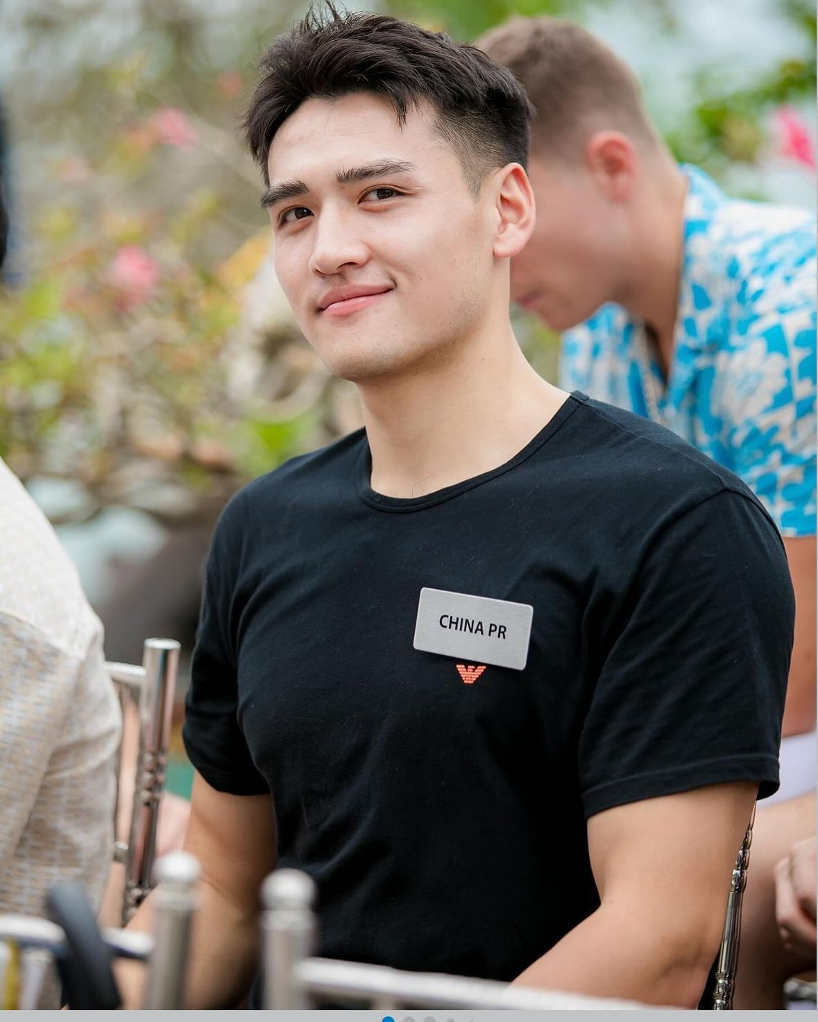 Wei Zi Hong sinh năm 2000, cao 1,88 m. Đại diện Trung Quốc được nhiều trang sắc đẹp đánh giá là một trong những thí sinh điển trai nhất tại Mr World. Thí sinh người Trung Quốc thân thiết với Tuấn Ngọc suốt thời gian ở Việt Nam.